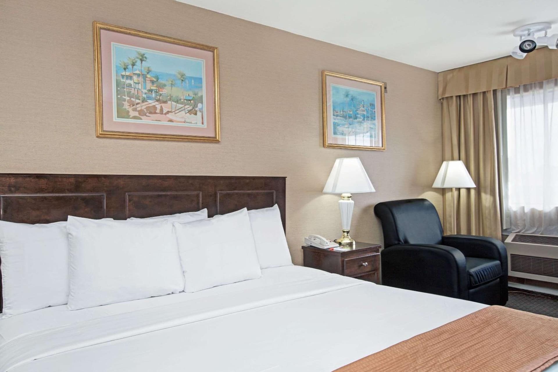 Howard Johnson by Wyndham Torrance interior in Torrance, CA — gallery photo 2