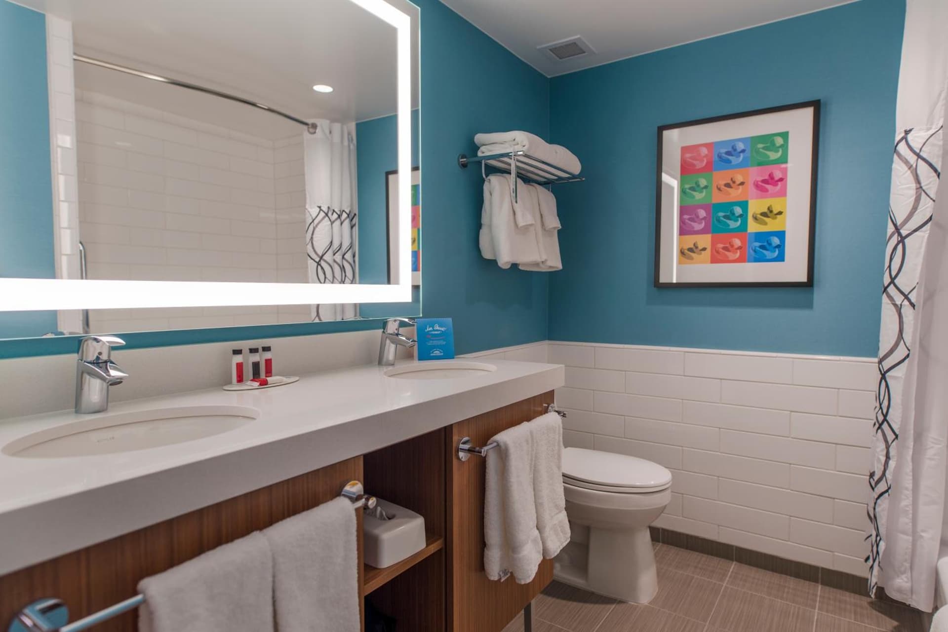 Howard Johnson by Wyndham Anaheim Hotel and Water Playground gallery photo in Anaheim, CA — image 126