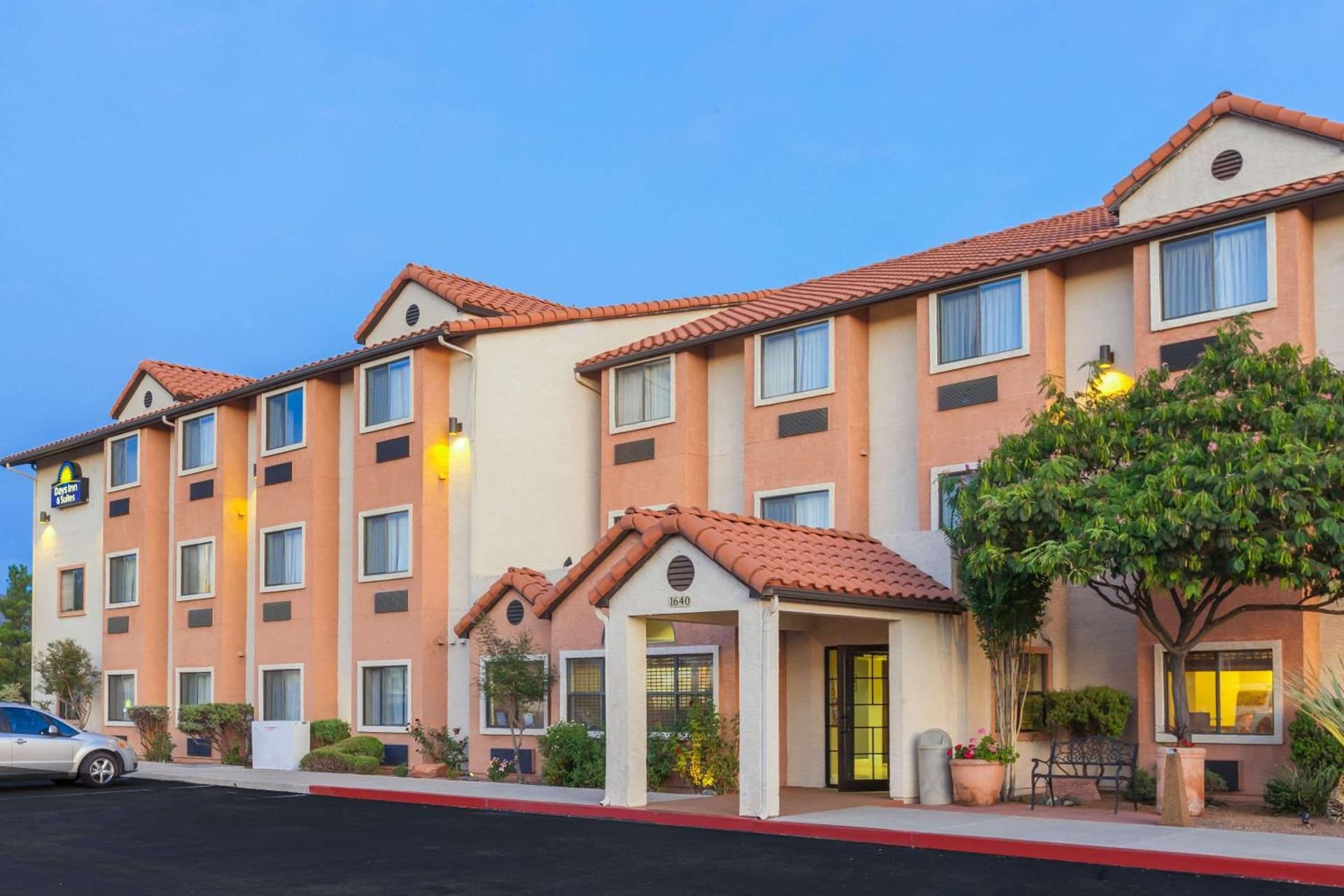 Days Inn by Wyndham Camp Verde Arizona interior in Camp Verde, AZ — gallery photo 2