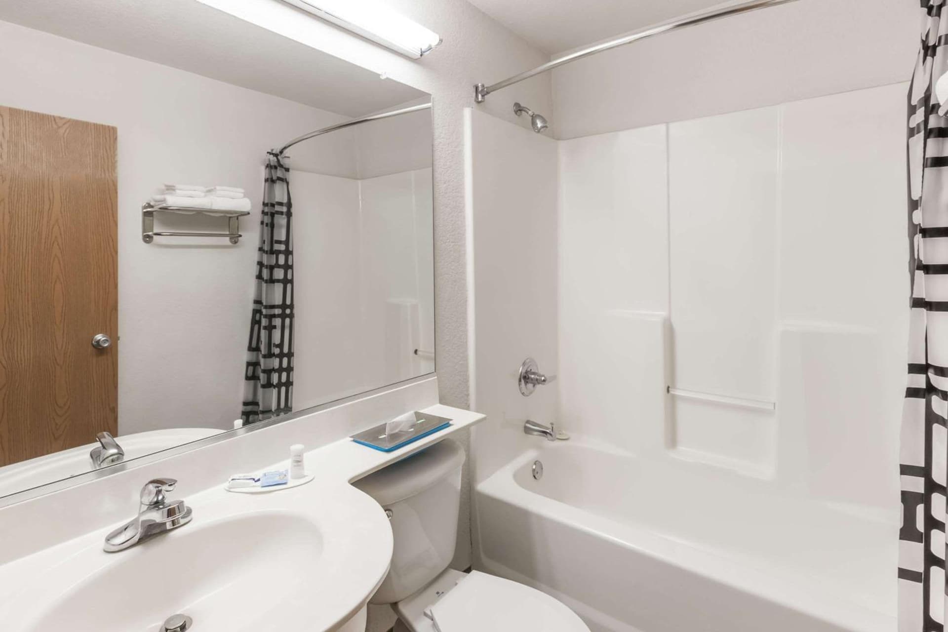 Microtel Inn & Suites by Wyndham Ardmore interior in Ardmore, OK — gallery photo 2