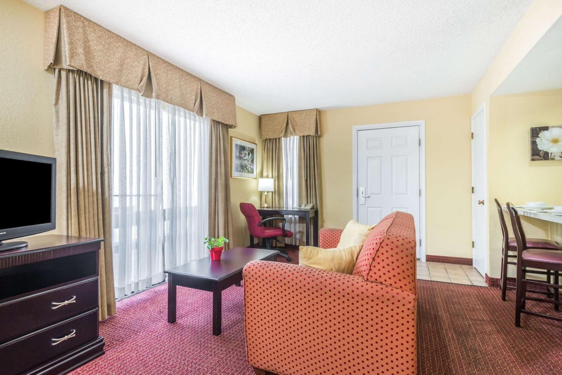 Hawthorn Extended Stay by Wyndham Dayton interior in Dayton, OH — gallery photo 2
