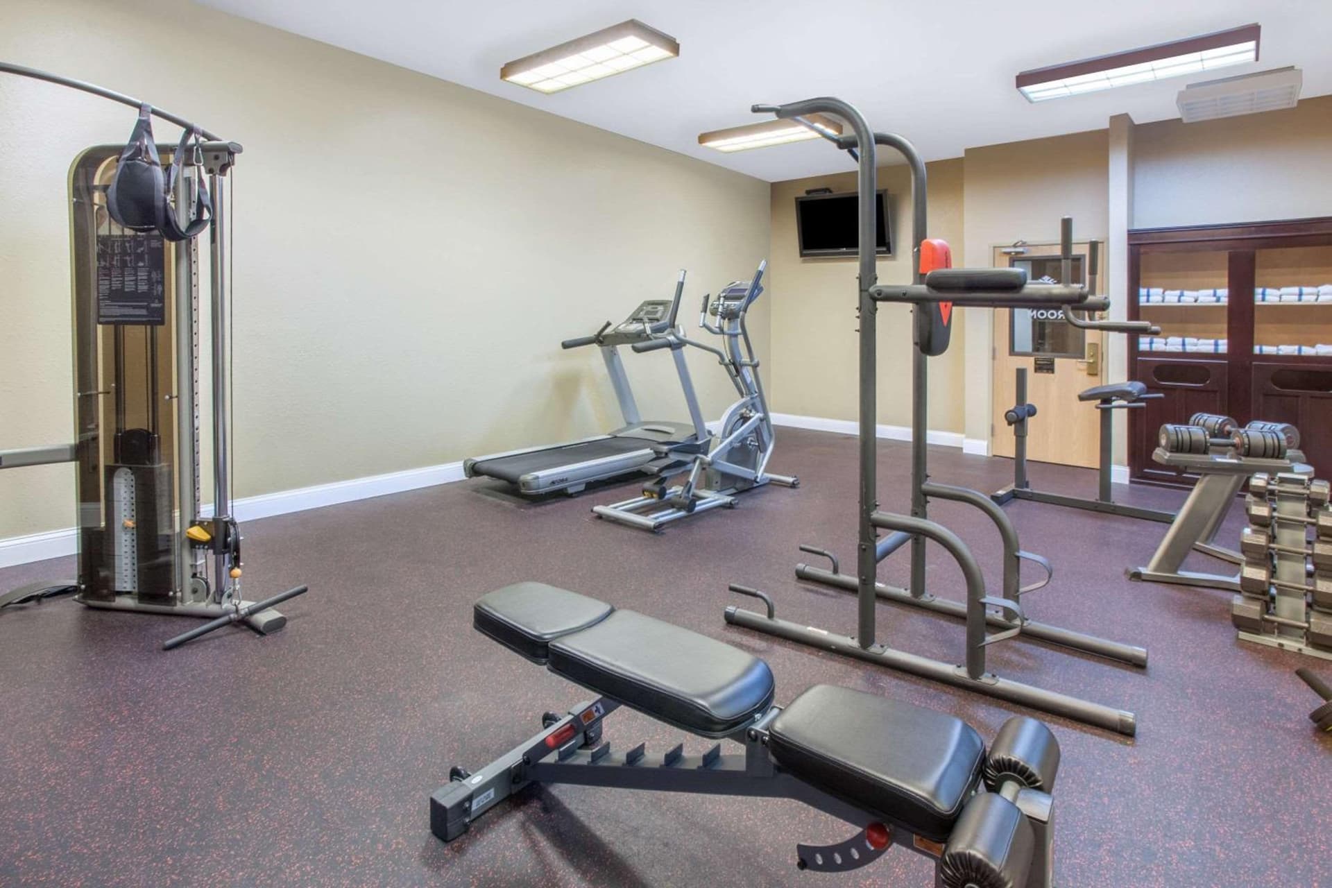 Hawthorn Extended Stay by Wyndham Bloomington gallery photo in Bloomington, IL — image 5