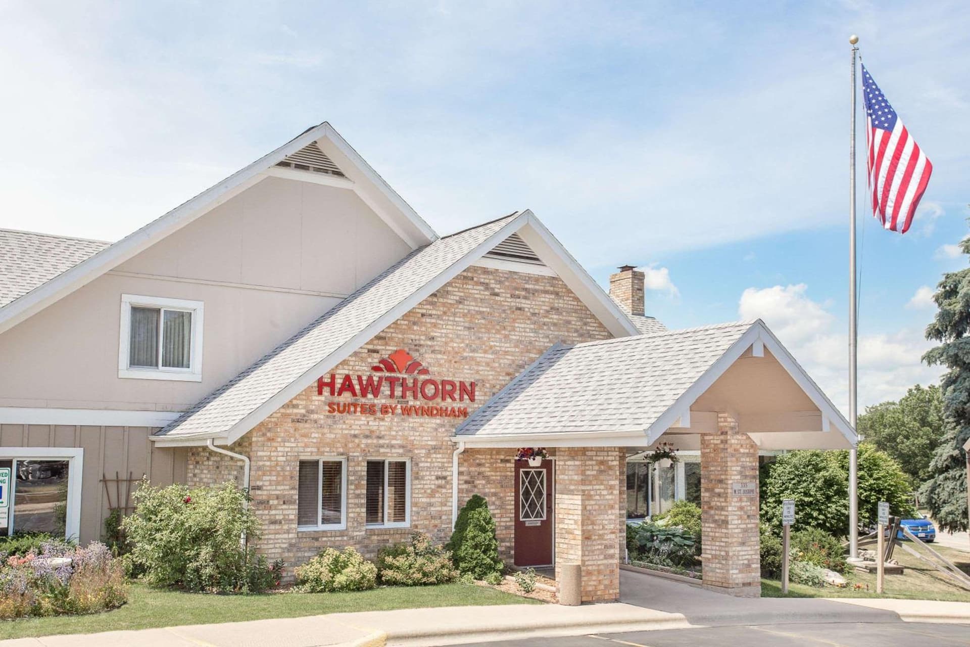 Hawthorn Extended Stay by Wyndham Green Bay featured exterior or lobby in Green Bay, WI — similar hotel