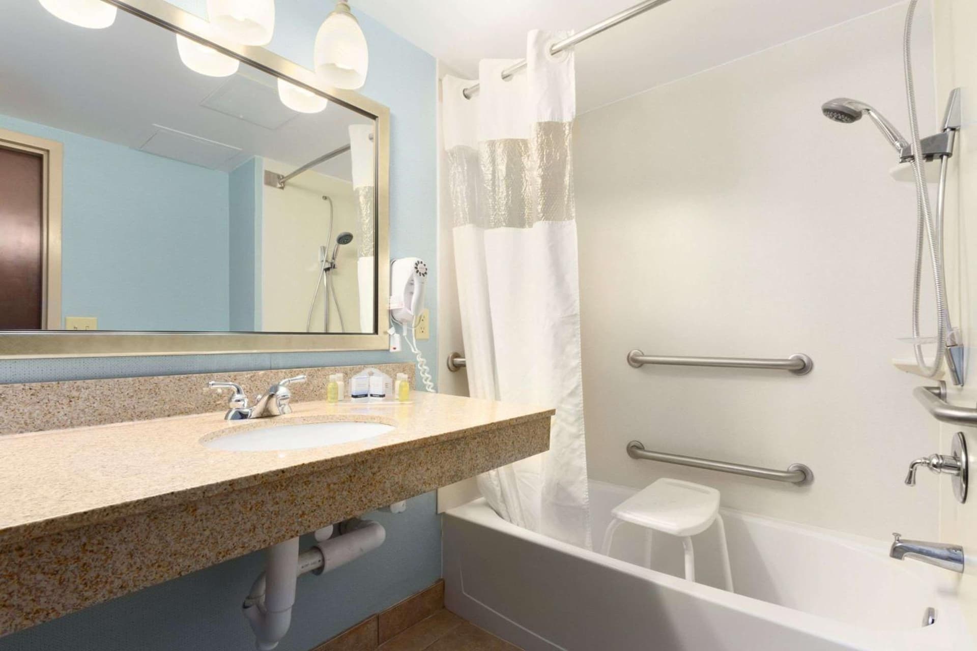 Holiday Inn Express Fayetteville Fort Bragg by IHG gallery photo in Fayetteville, NC — image 27