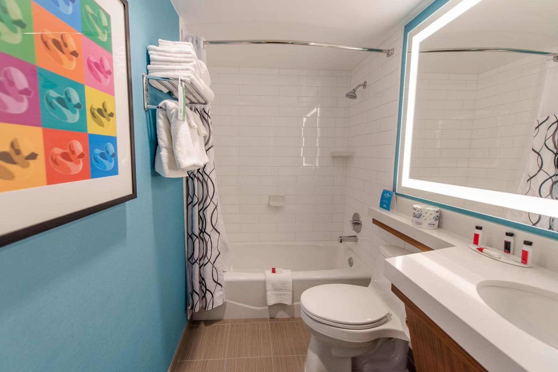 Howard Johnson by Wyndham Anaheim Hotel and Water Playground gallery photo in Anaheim, CA — image 48