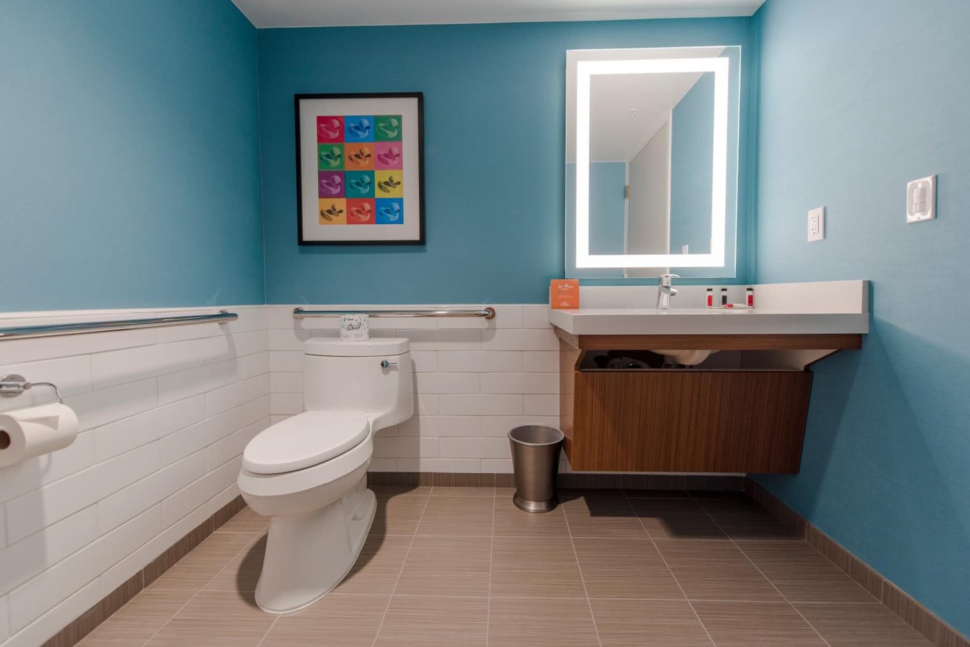 Howard Johnson by Wyndham Anaheim Hotel and Water Playground gallery photo in Anaheim, CA — image 127
