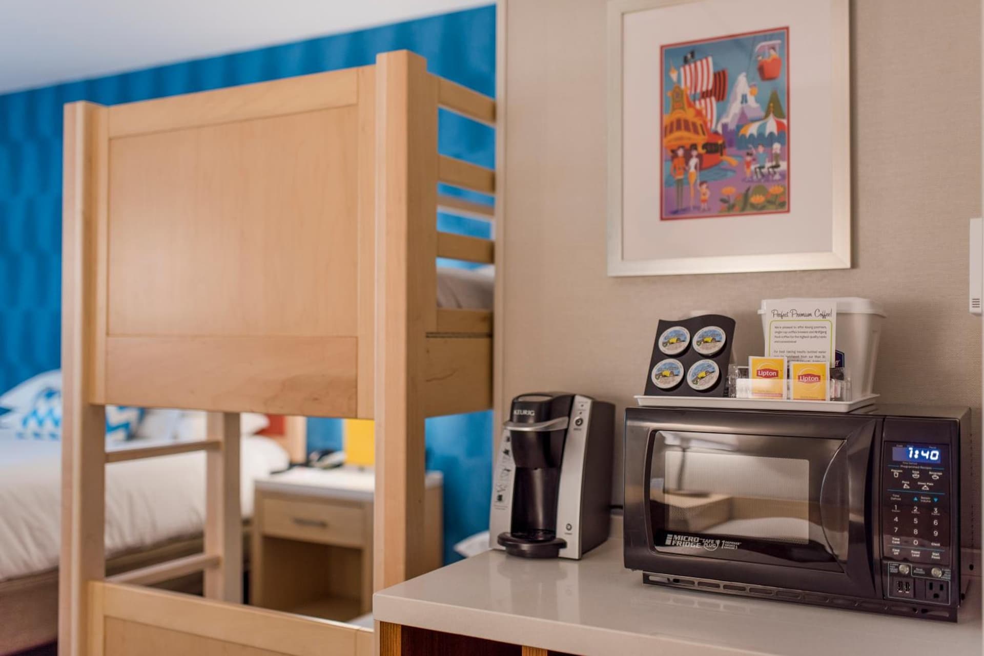 Howard Johnson by Wyndham Anaheim Hotel and Water Playground gallery photo in Anaheim, CA — image 76