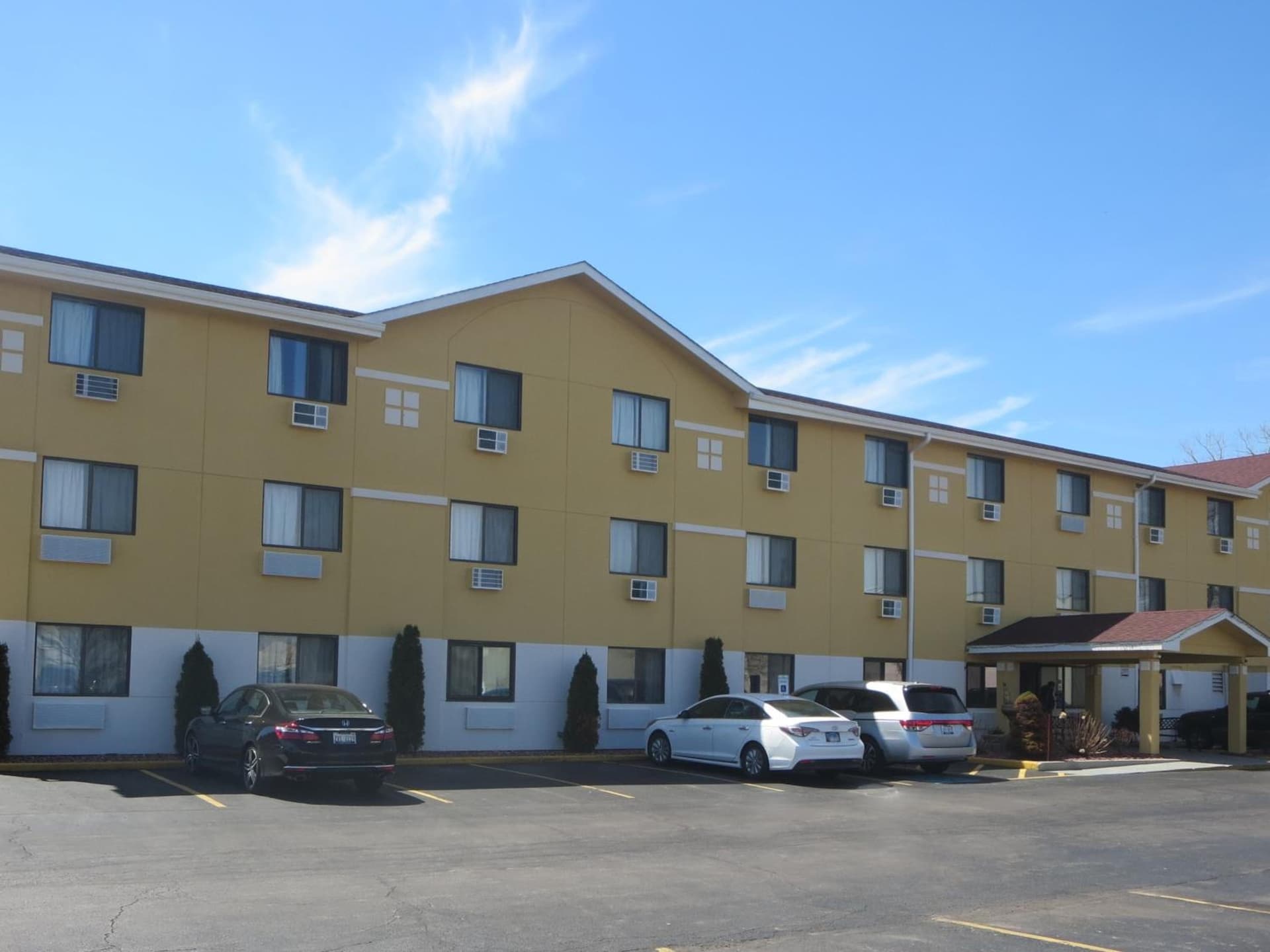 Super 8 by Wyndham Mundelein/Libertyville Area featured exterior or lobby in Mundelein, IL — similar hotel