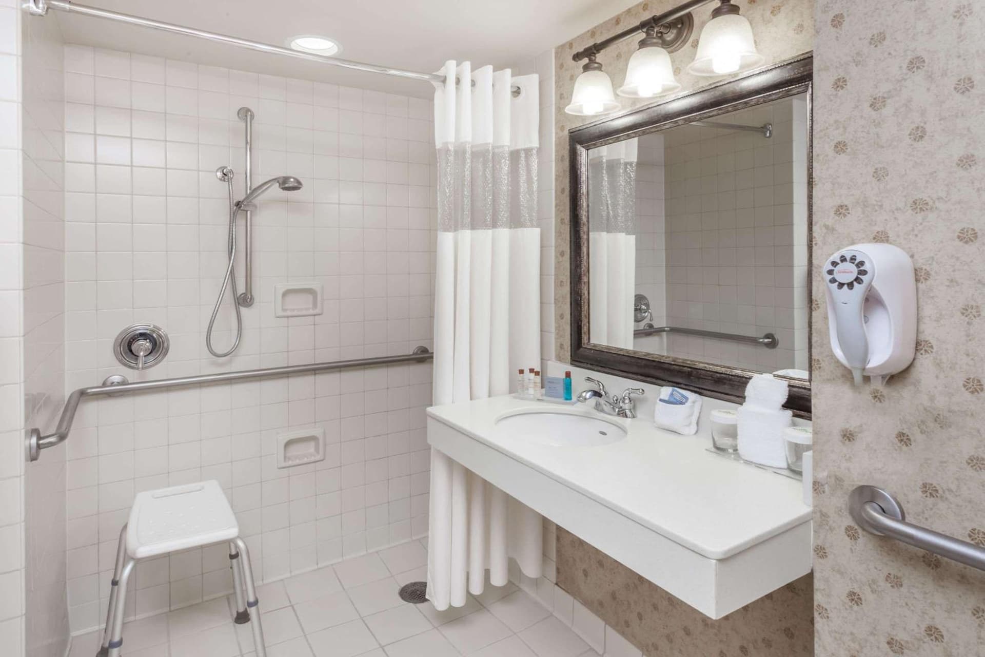 Wingate by Wyndham Peoria - Complimentary Area Shuttle gallery photo in Peoria, IL — image 8