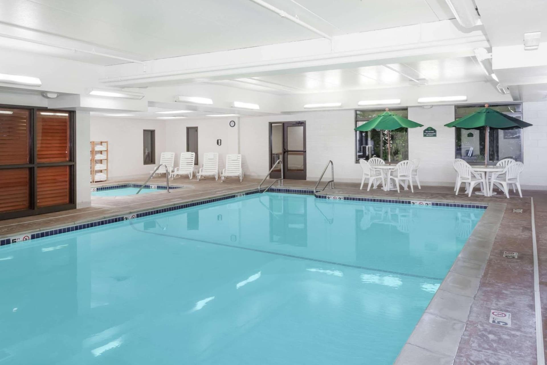 Wingate by Wyndham Peoria - Complimentary Area Shuttle gallery photo in Peoria, IL — image 13