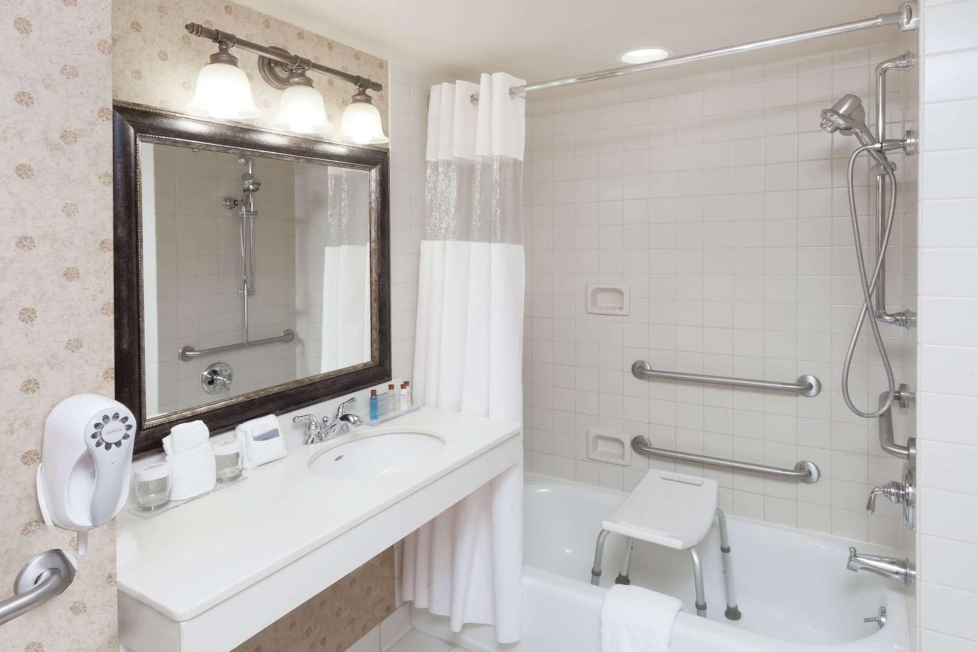 Wingate by Wyndham Peoria - Complimentary Area Shuttle gallery photo in Peoria, IL — image 32