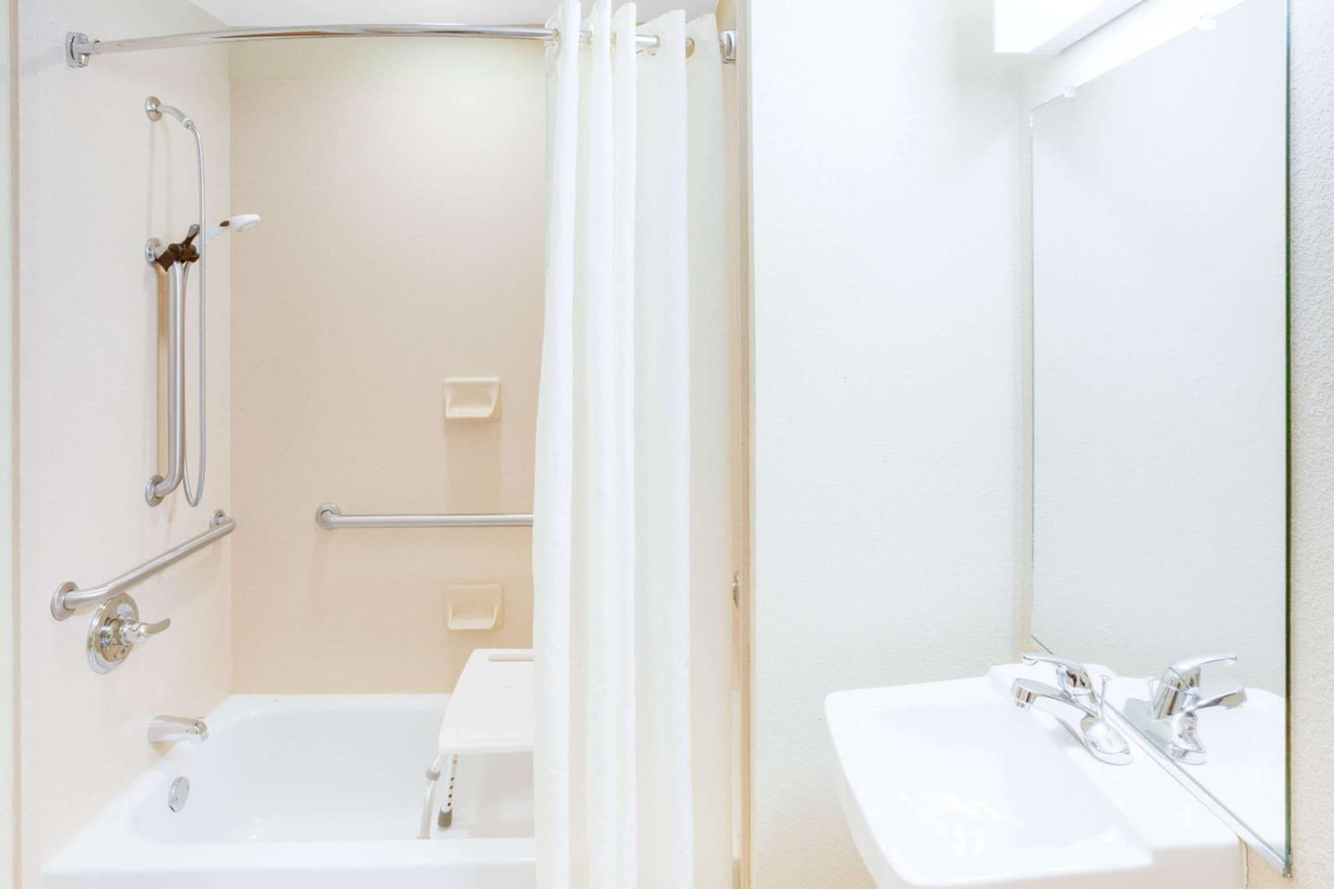 Microtel Inn & Suites by Wyndham Saraland gallery photo in Saraland, AL — image 14