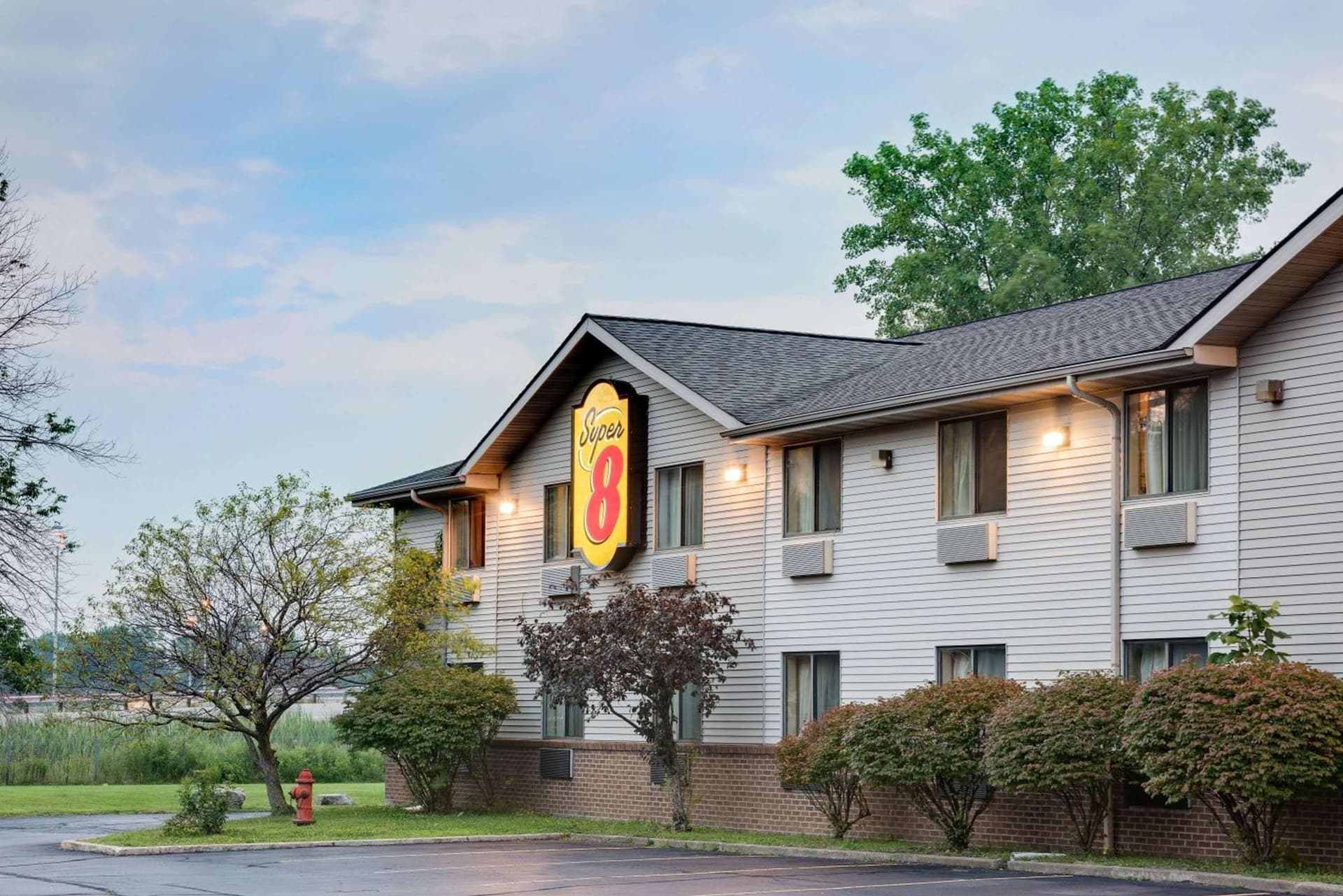 Super 8 by Wyndham Mentor/Cleveland Area featured exterior or lobby in Mentor, OH — similar hotel