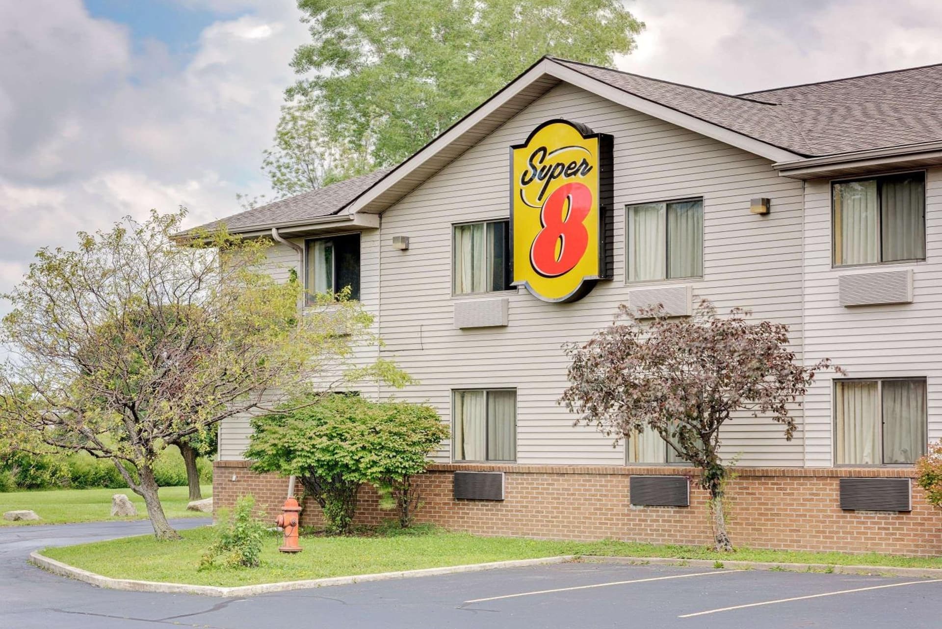 Super 8 by Wyndham Mentor/Cleveland Area interior in Mentor, OH — gallery photo 2