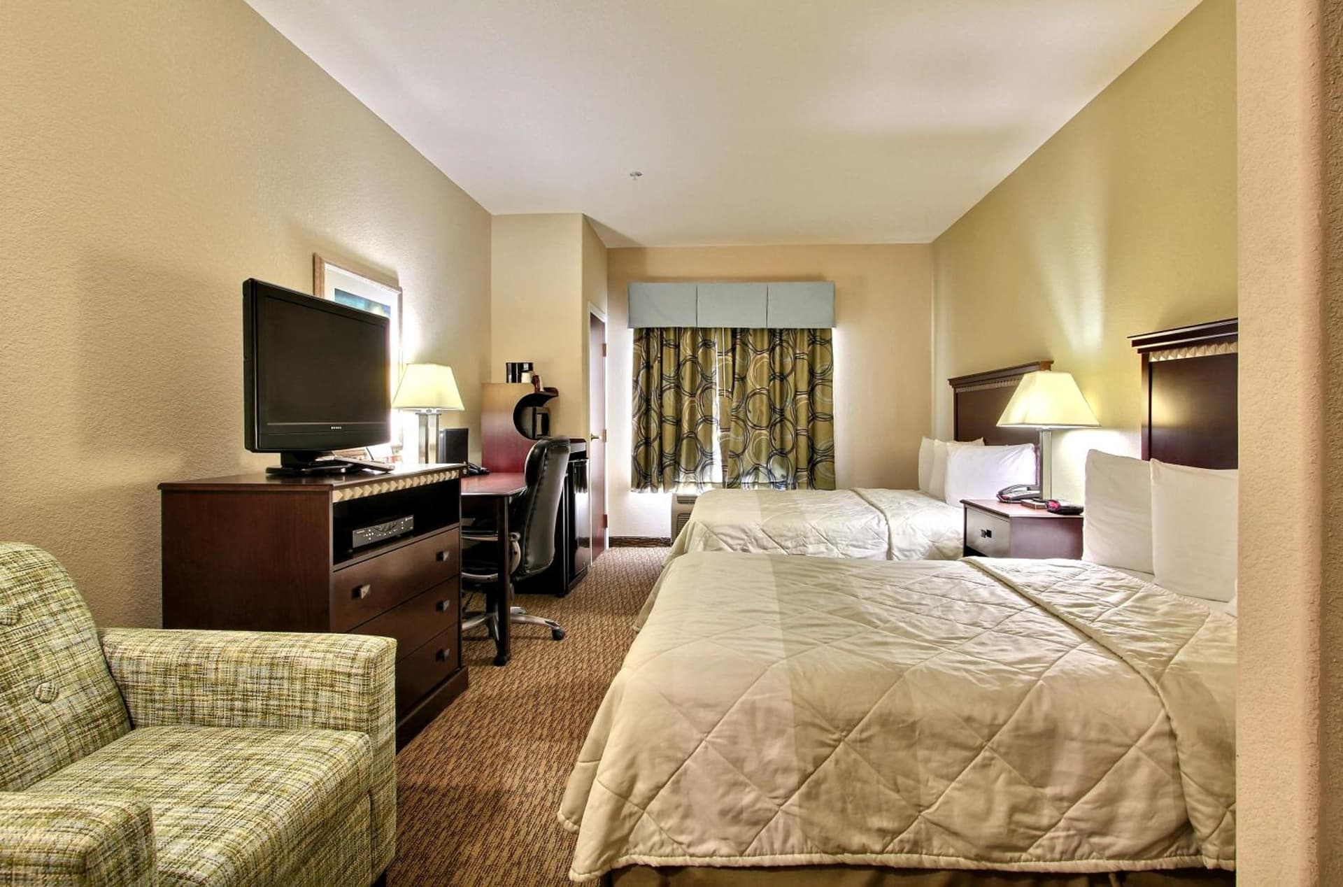 Magnolia Inn and Suites Pooler interior in Savannah, GA — gallery photo 2