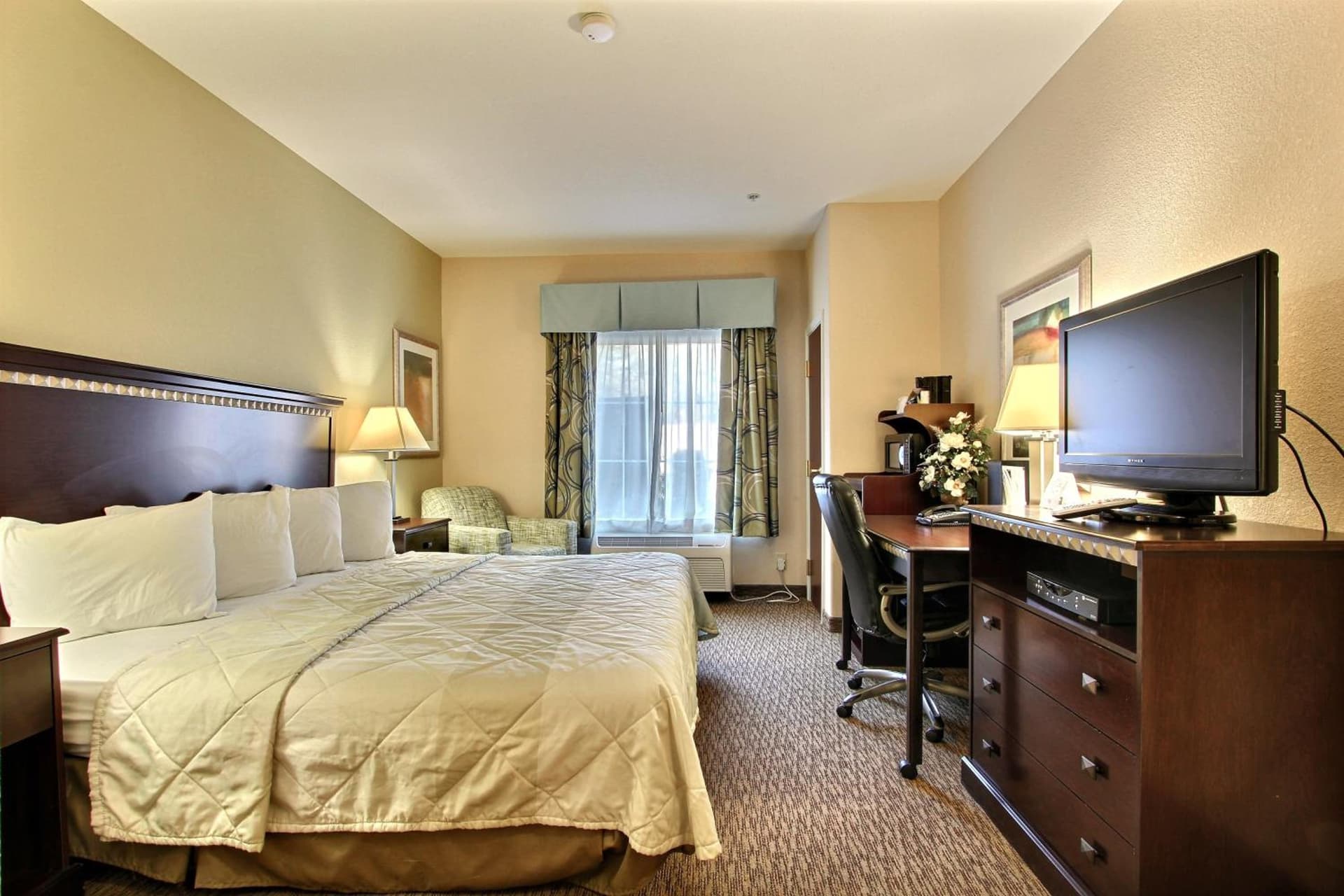 Magnolia Inn and Suites Pooler property views in Savannah, GA — gallery photo 3