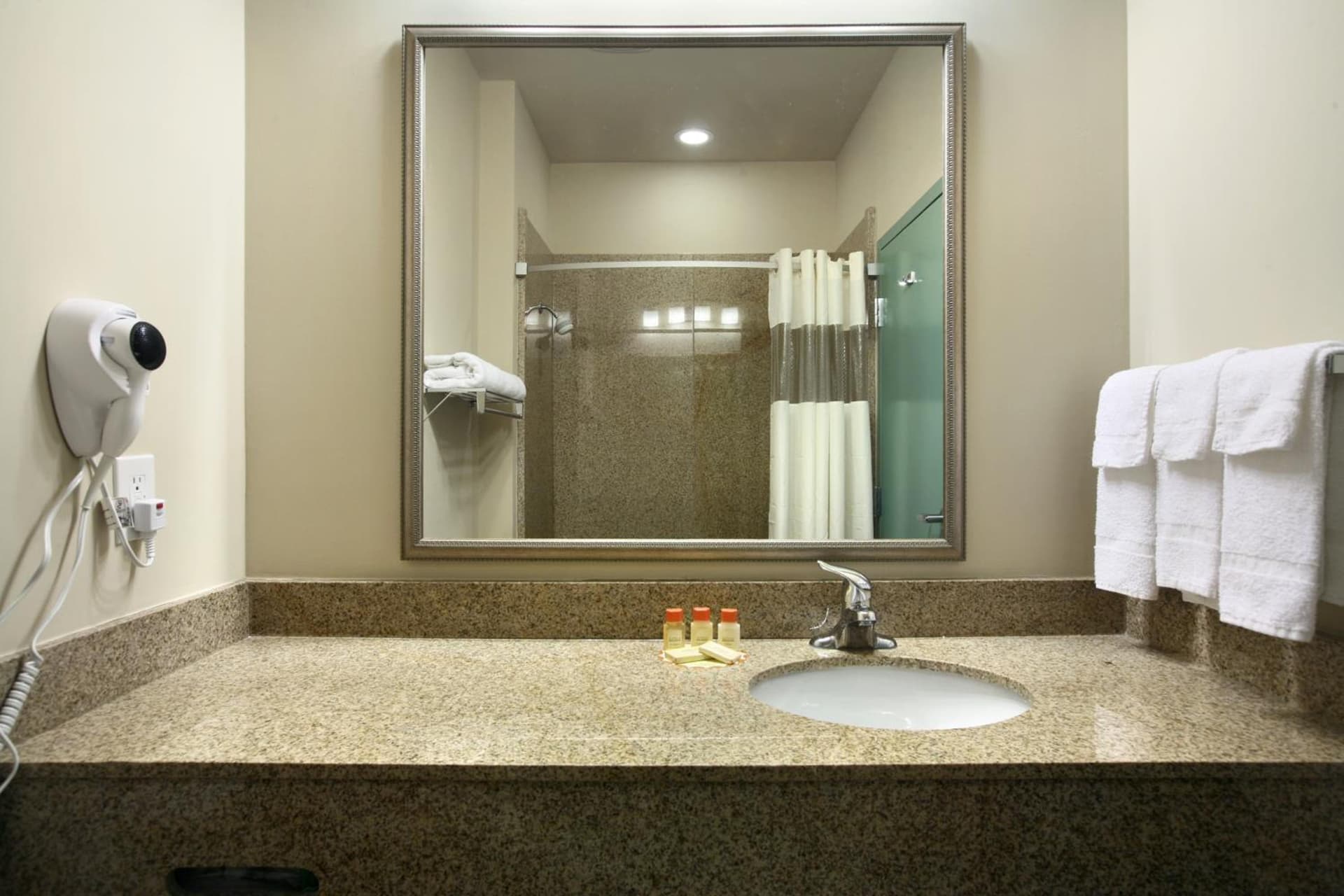 Days Inn by Wyndham Downtown St. Louis gallery photo in Saint Louis, MO — image 13
