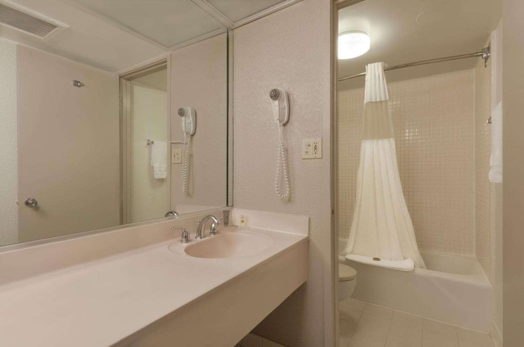 Ramada by Wyndham Kissimmee Gateway - Free Theme Park Shuttle gallery photo in Orlando, FL — image 69