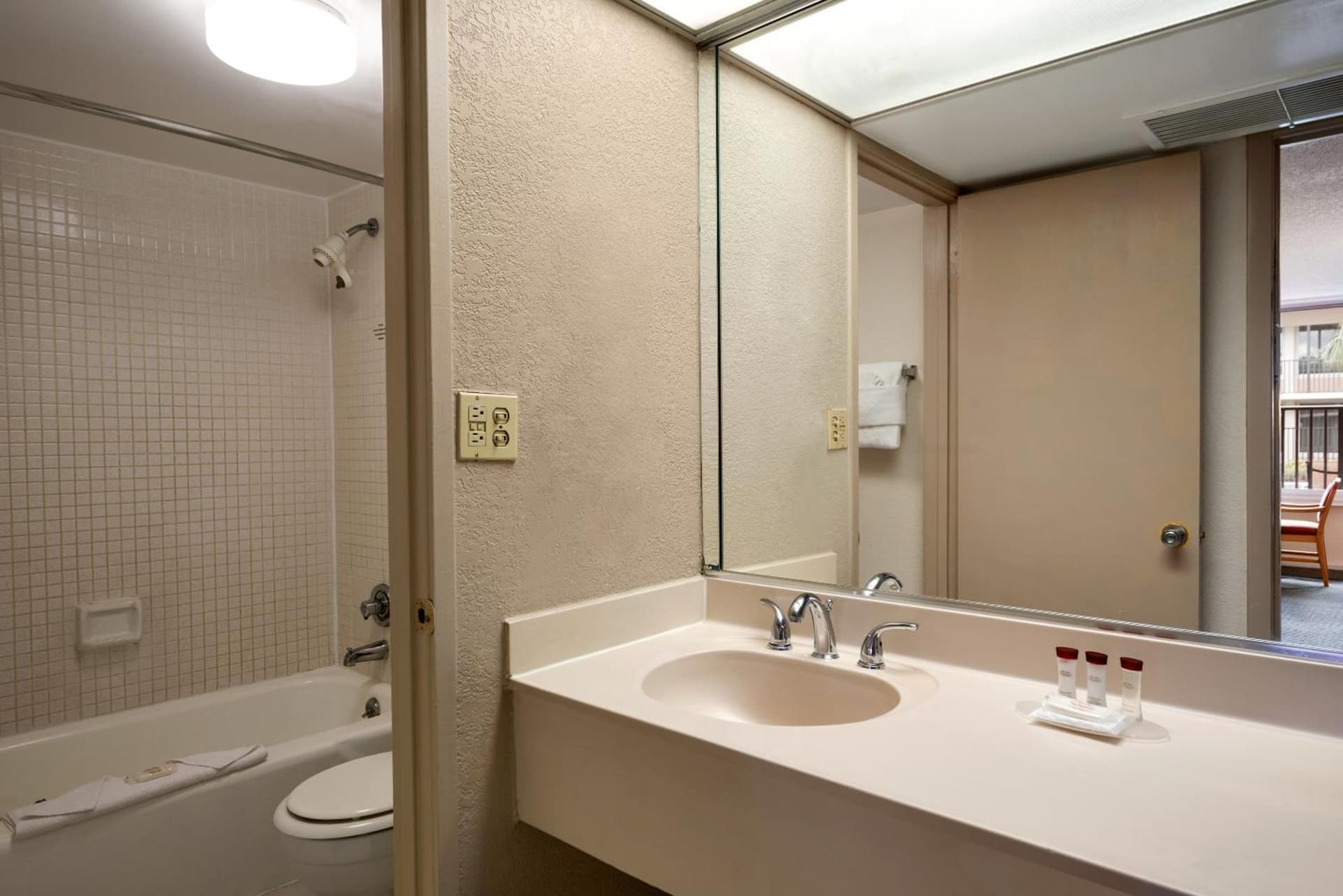 Ramada by Wyndham Kissimmee Gateway - Free Theme Park Shuttle gallery photo in Orlando, FL — image 88