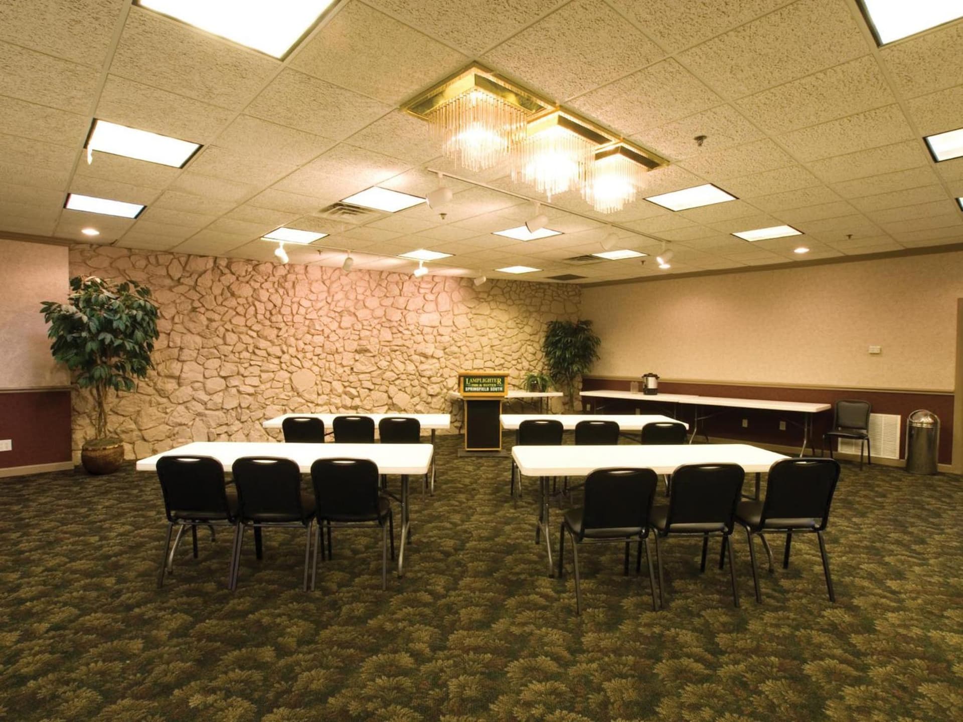 Lamplighter Inn-South gallery photo in Springfield, MO — image 24