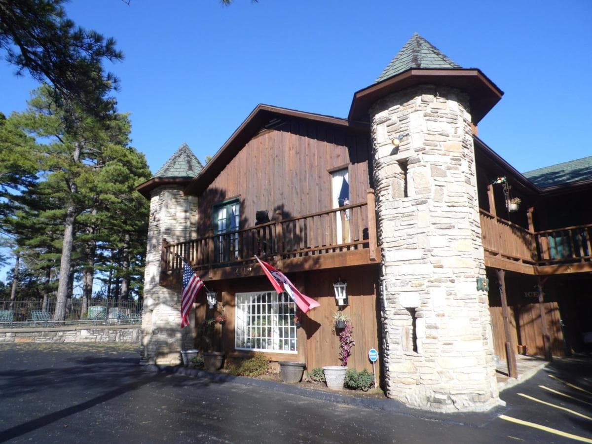 Country Mountain Inn featured exterior or lobby in Eureka Springs, AR — similar hotel