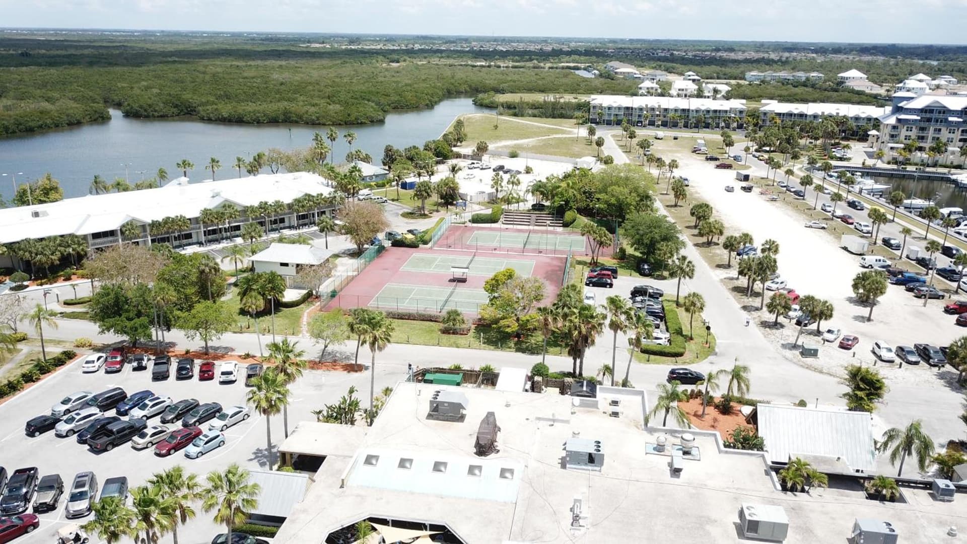 TAMPA BAY, BEACH step away, WIFI, FREE PARKING,POOLS, JACUZZI gallery photo in Ruskin, FL — image 113