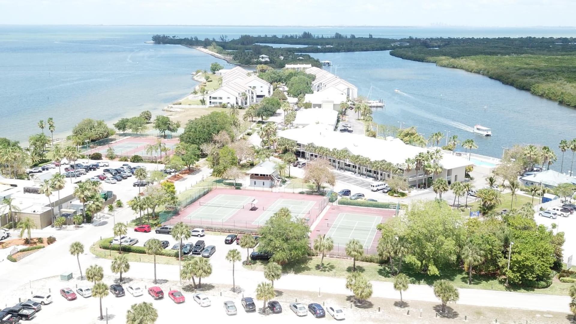 TAMPA BAY, BEACH step away, WIFI, FREE PARKING,POOLS, JACUZZI gallery photo in Ruskin, FL — image 98
