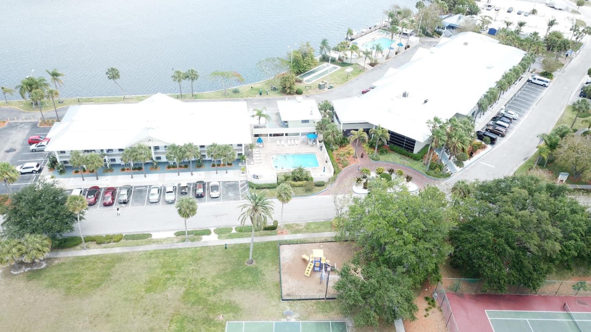 TAMPA BAY, BEACH step away, WIFI, FREE PARKING,POOLS, JACUZZI gallery photo in Ruskin, FL — image 51