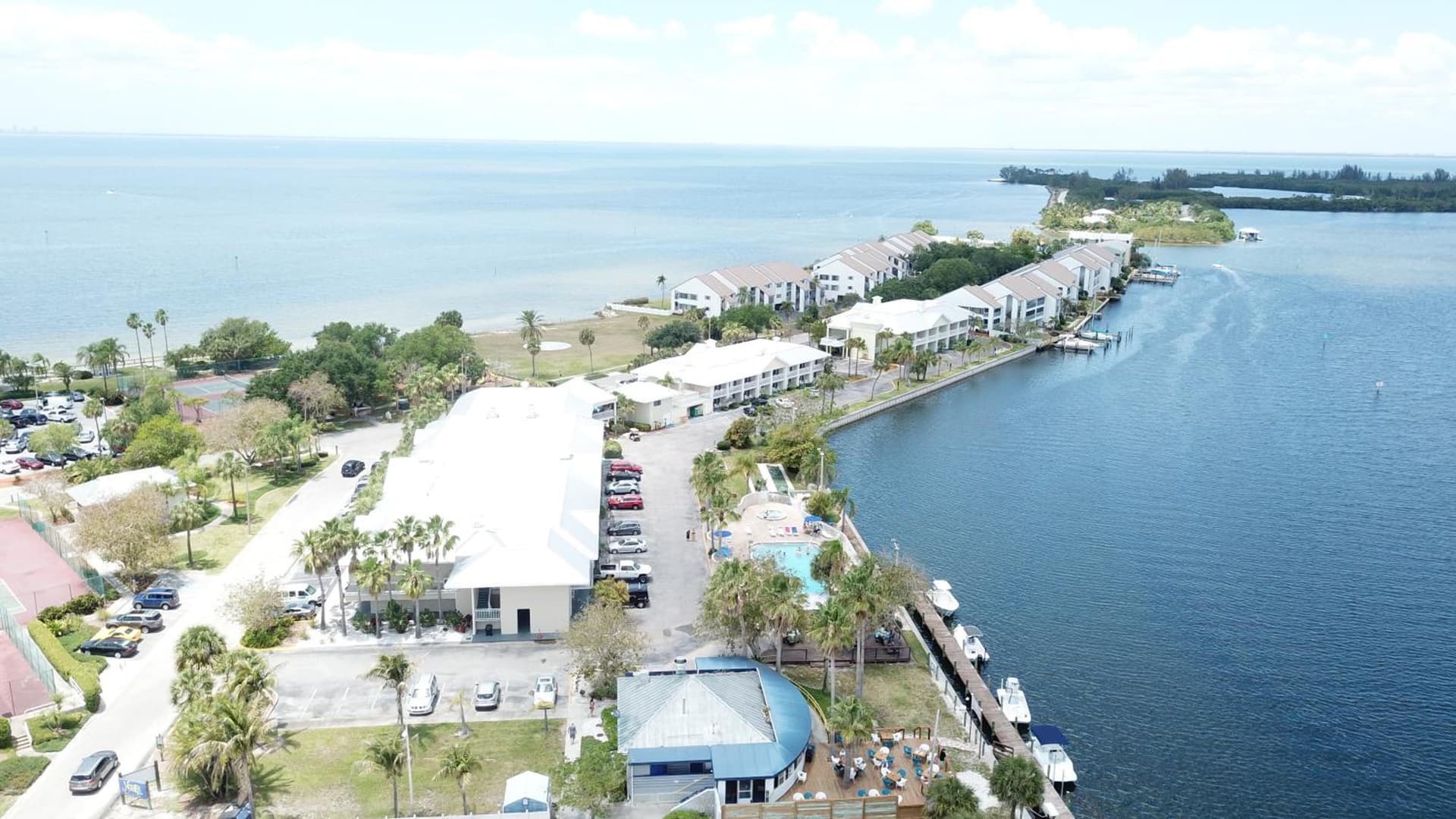 TAMPA BAY, BEACH step away, WIFI, FREE PARKING,POOLS, JACUZZI gallery photo in Ruskin, FL — image 61