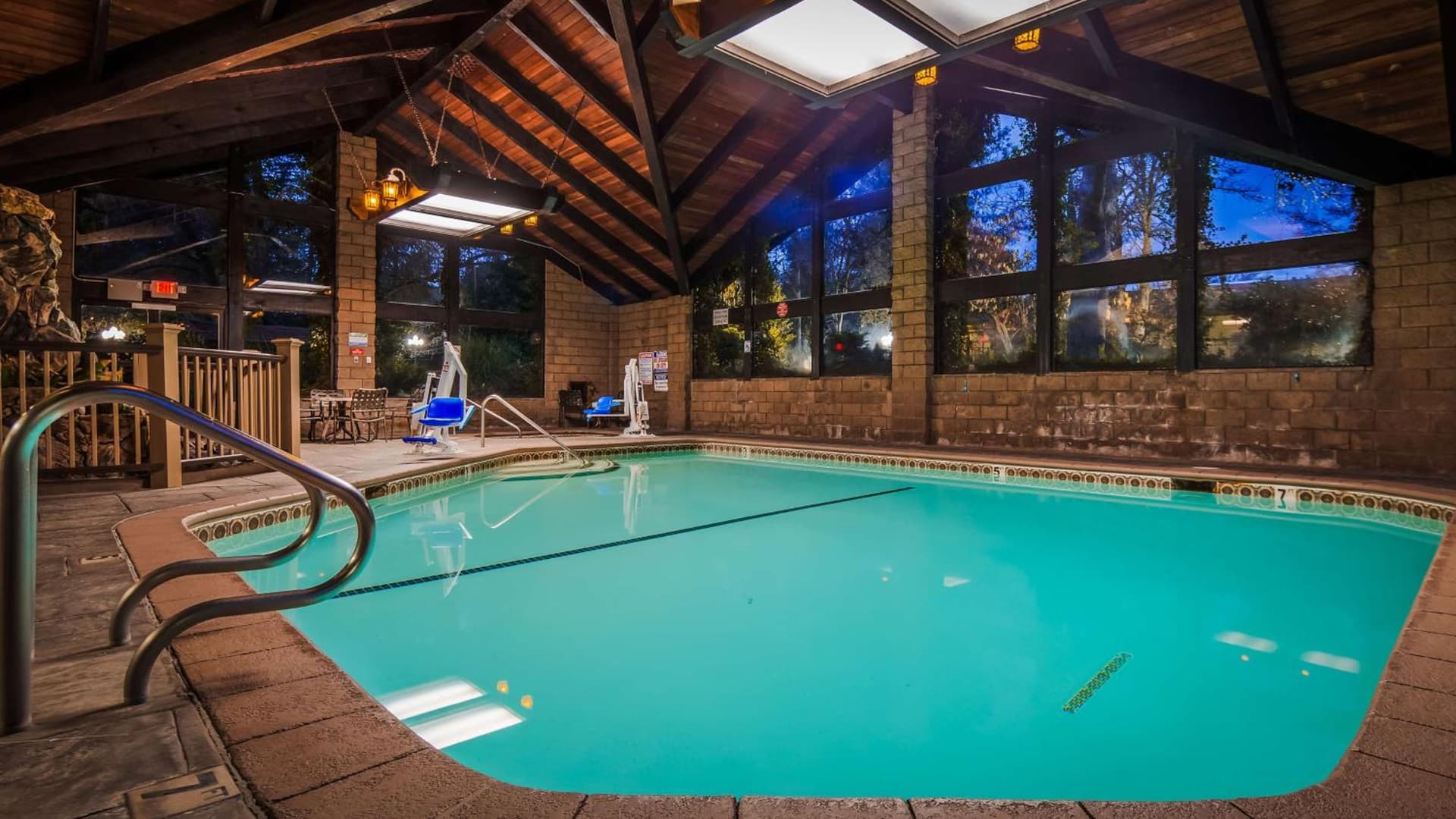 Best Western Plus Yosemite Gateway Inn interior in Oakhurst, CA — gallery photo 2