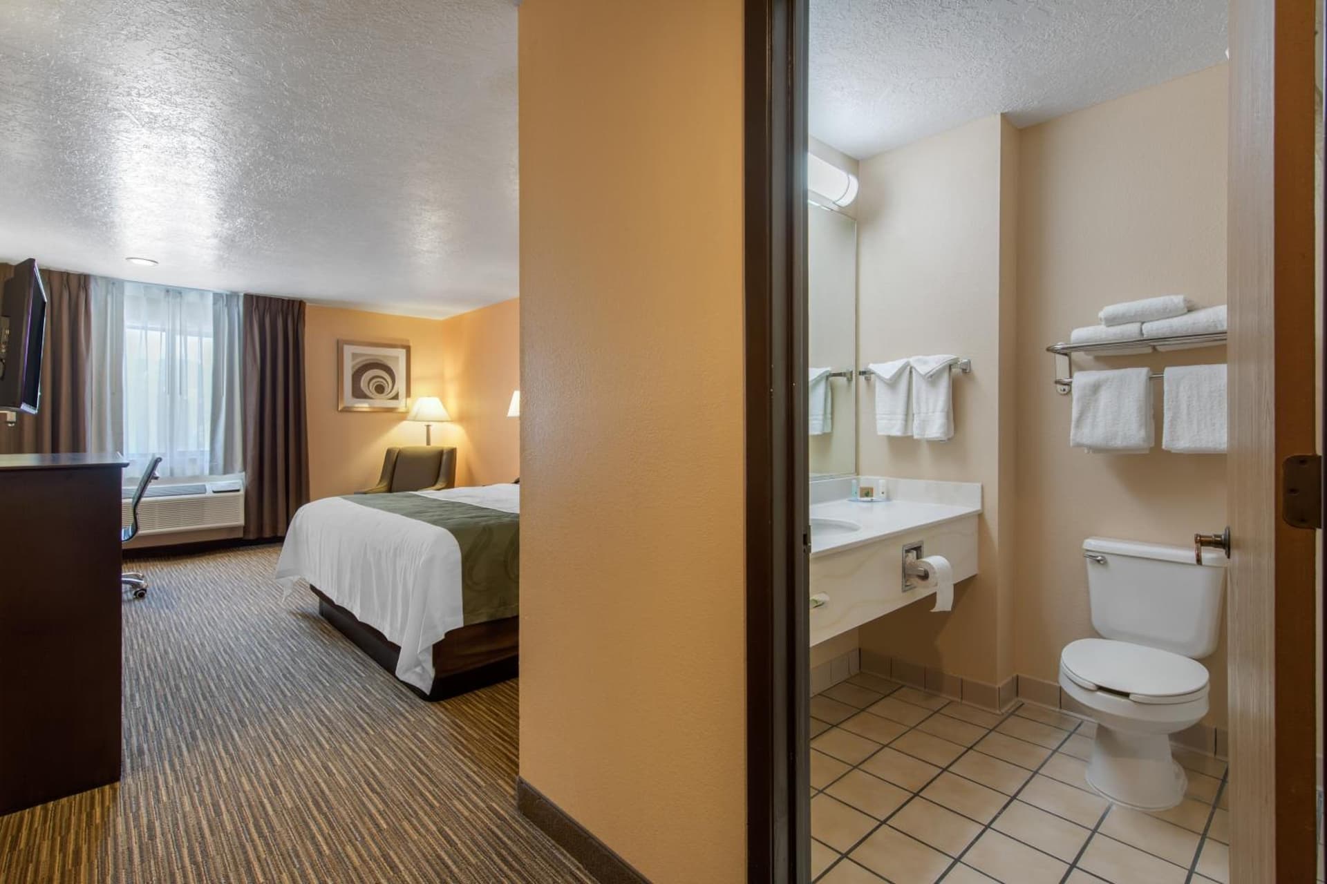 Quality Inn & Suites Albuquerque North near Balloon Fiesta Park gallery photo in Albuquerque, NM — image 21