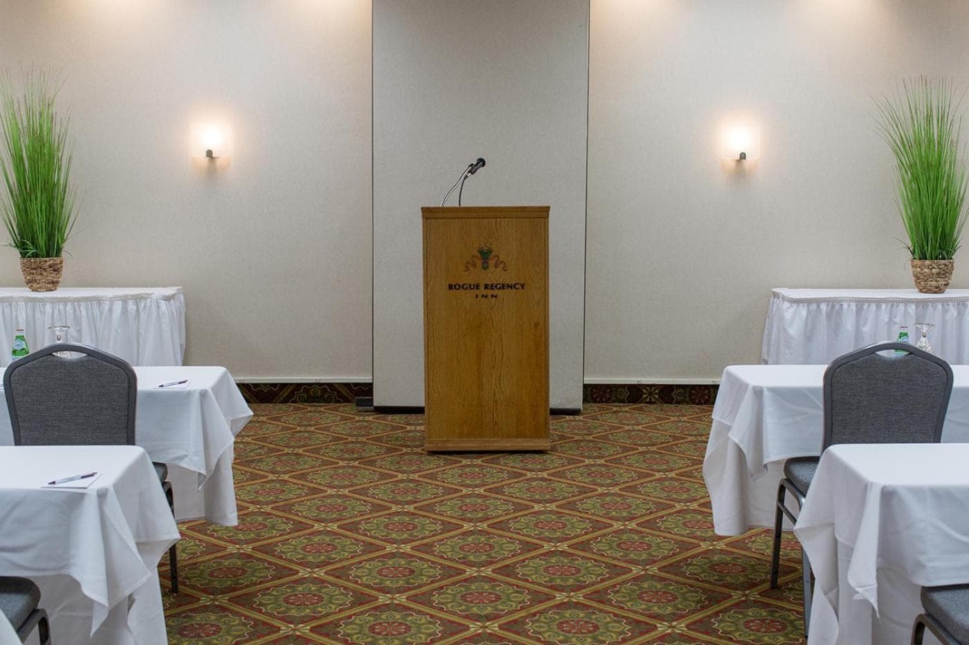 Rogue Regency Inn Medford Airport gallery photo in Medford, OR — image 9