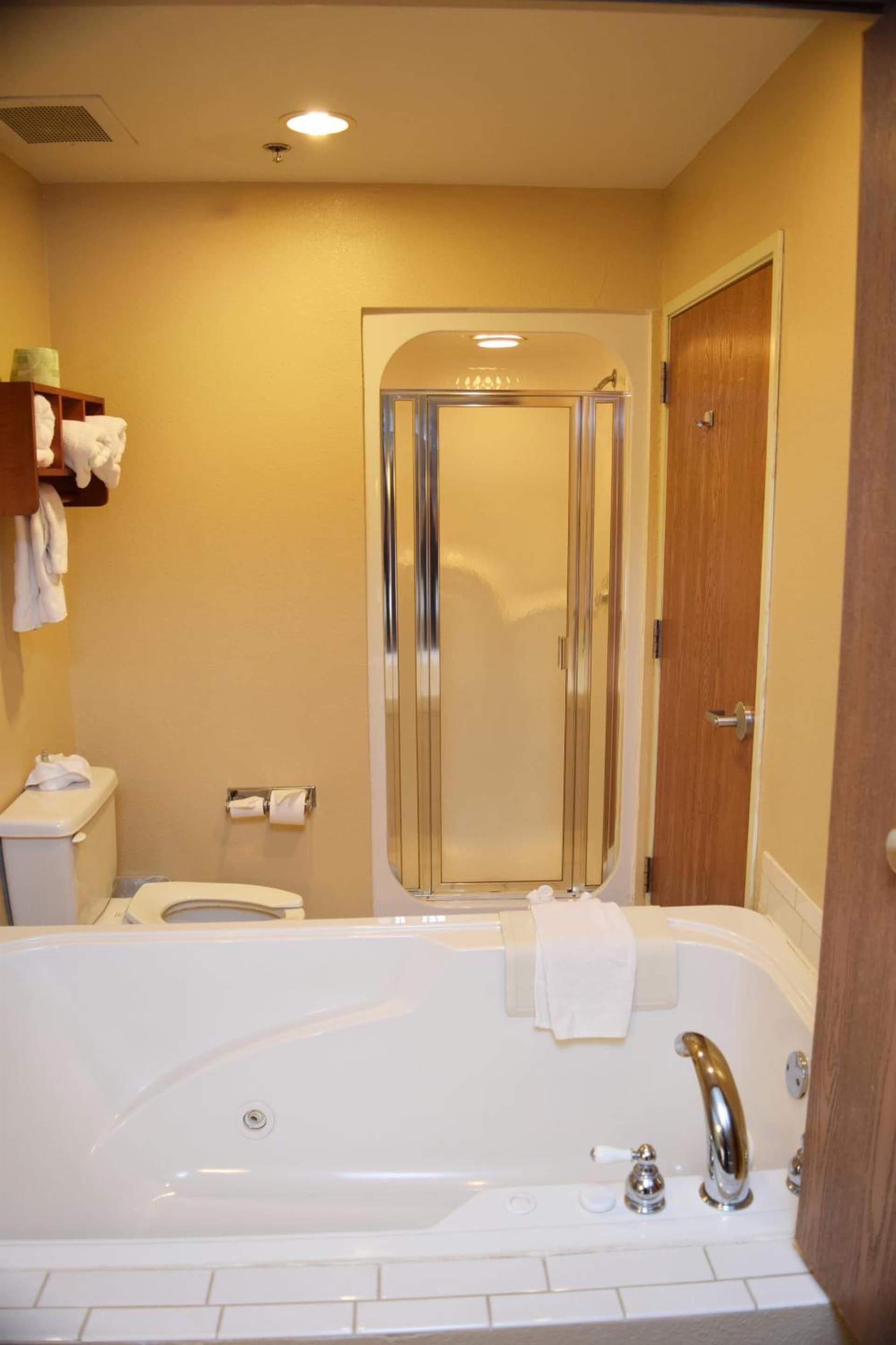 Beachfront Hotel Houghton Lake property views in Houghton Lake, MI — gallery photo 3