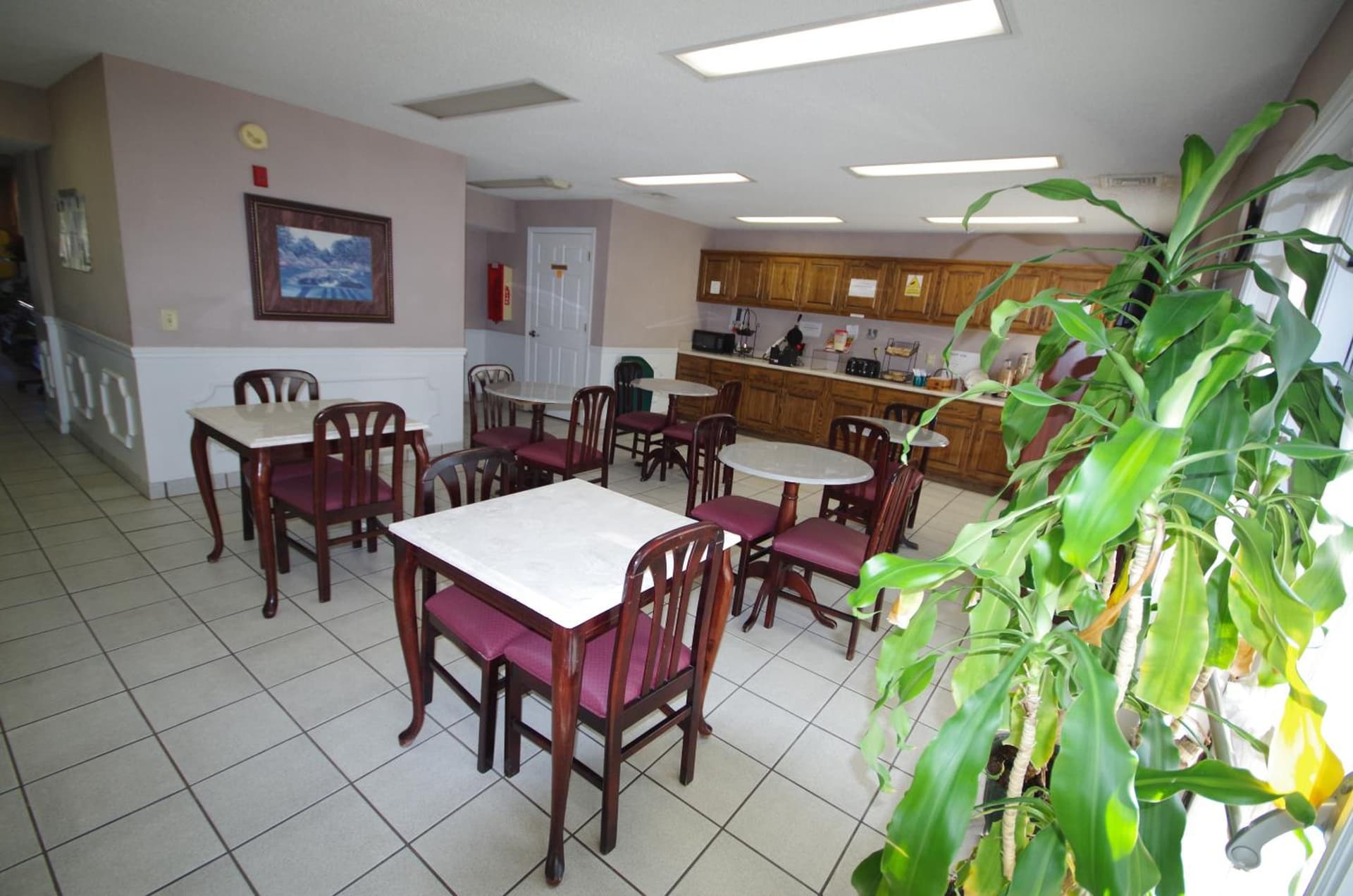 American Motel - Lenoir interior in Lenoir, NC — gallery photo 2