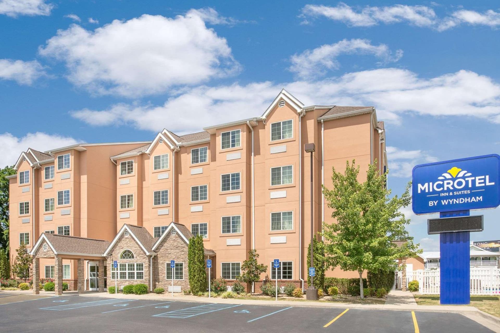 Microtel Inn & Suites by Wyndham Tuscumbia/Muscle Shoals — hotel in Tuscumbia, Alabama