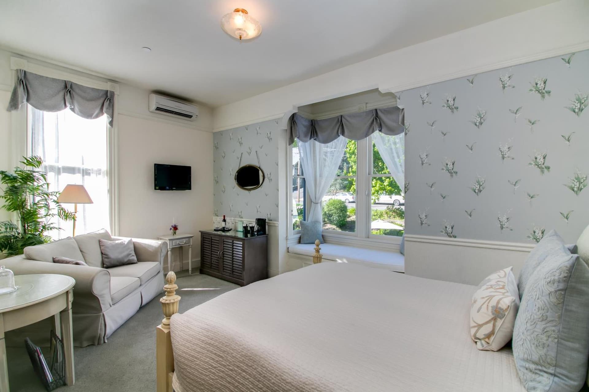 Winchester Inn interior in Ashland, OR — gallery photo 2