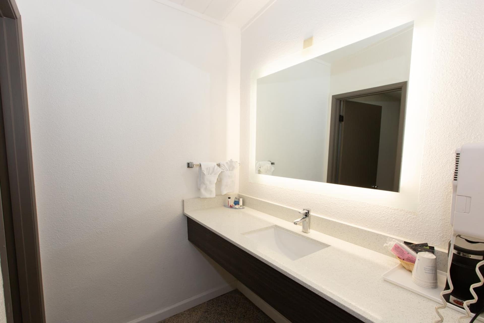 SureStay Hotel by Best Western Seaside Monterey gallery photo in Seaside, CA — image 41