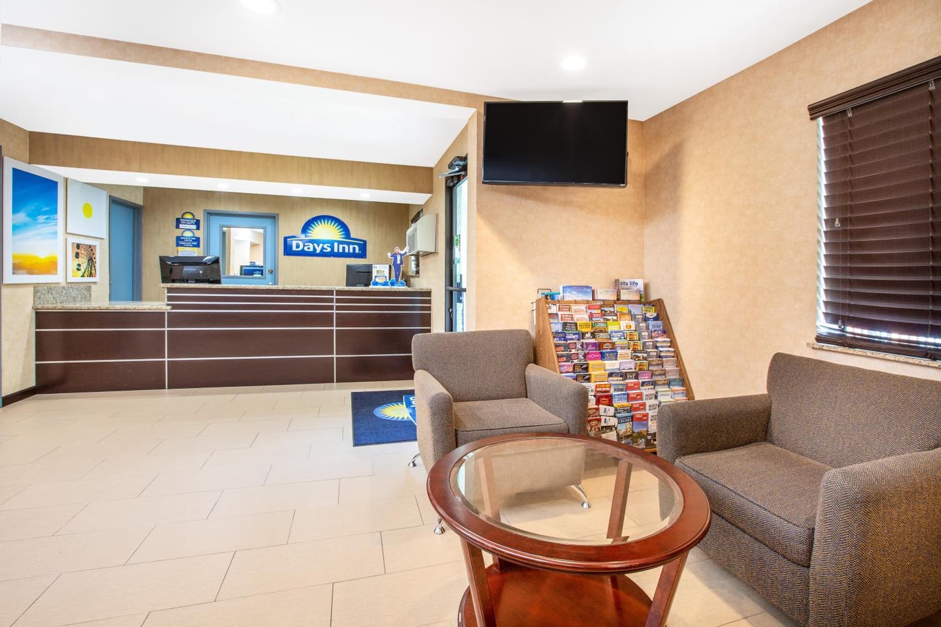 Days Inn by Wyndham Woodland interior in Woodland, CA — gallery photo 2