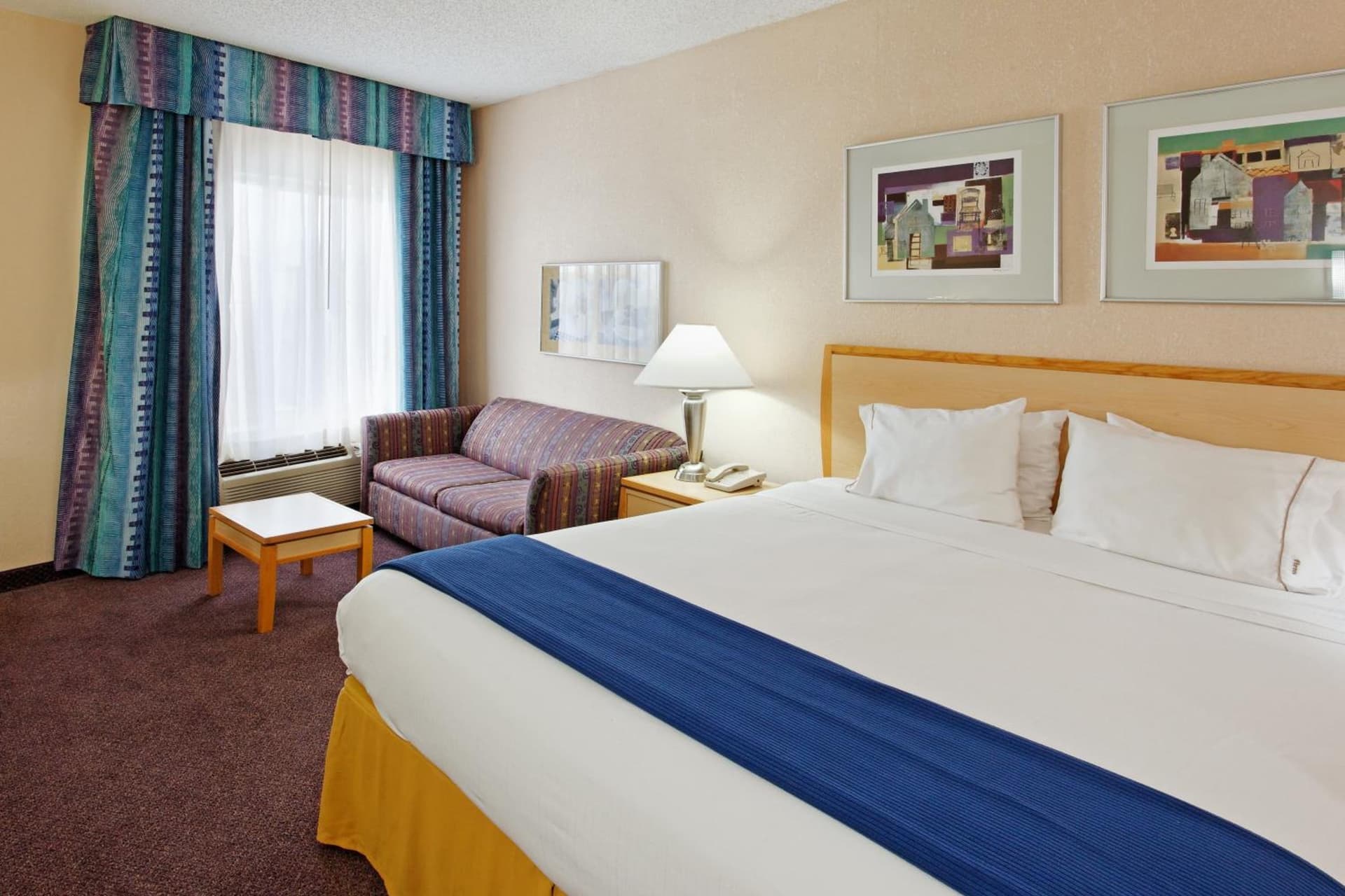 Holiday Inn Express Hotel & Suites San Antonio - Rivercenter Area by IHG interior in San Antonio, TX — gallery photo 2