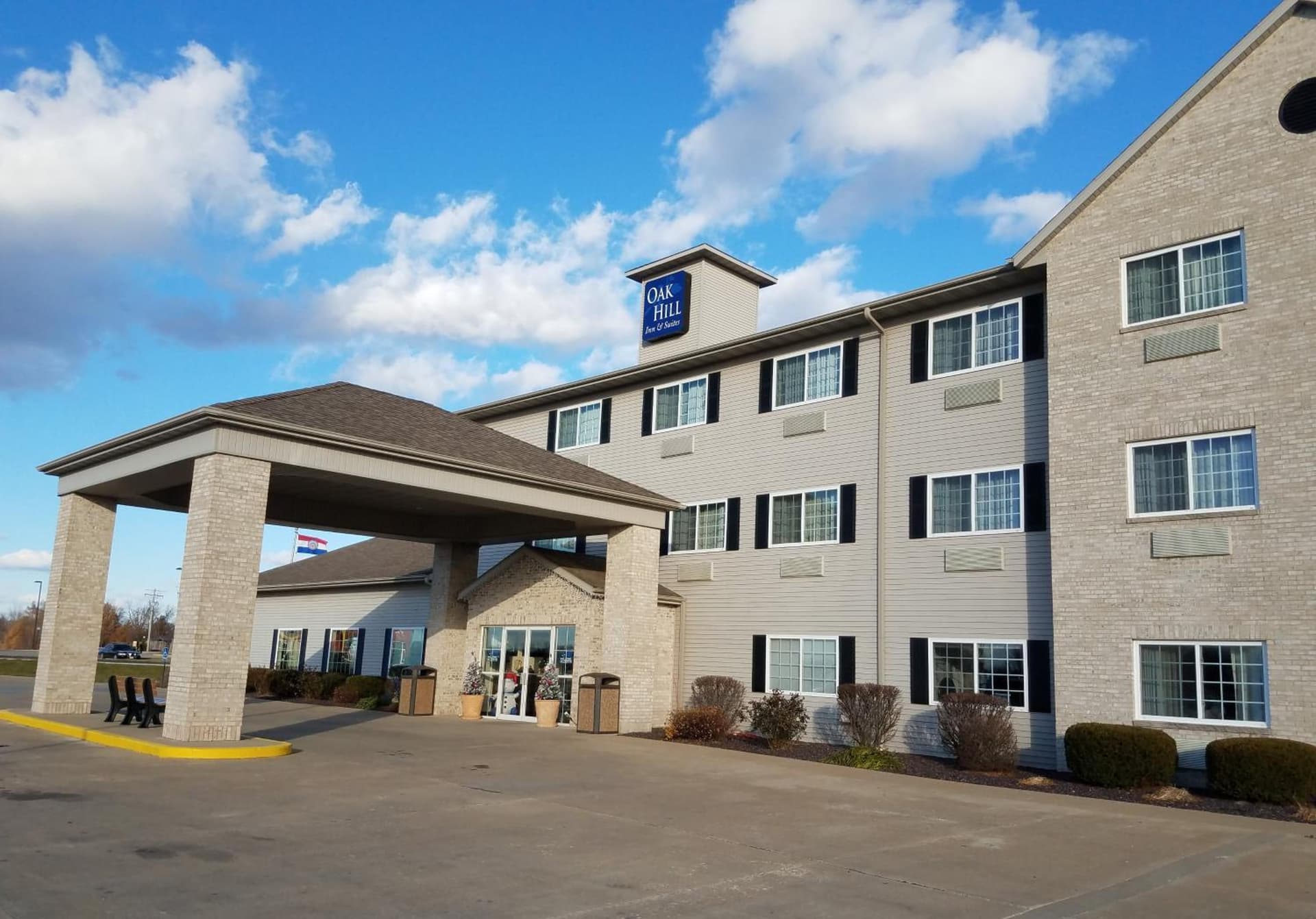 Oak Hill Inn & Suites featured exterior or lobby in Canton, MO — similar hotel