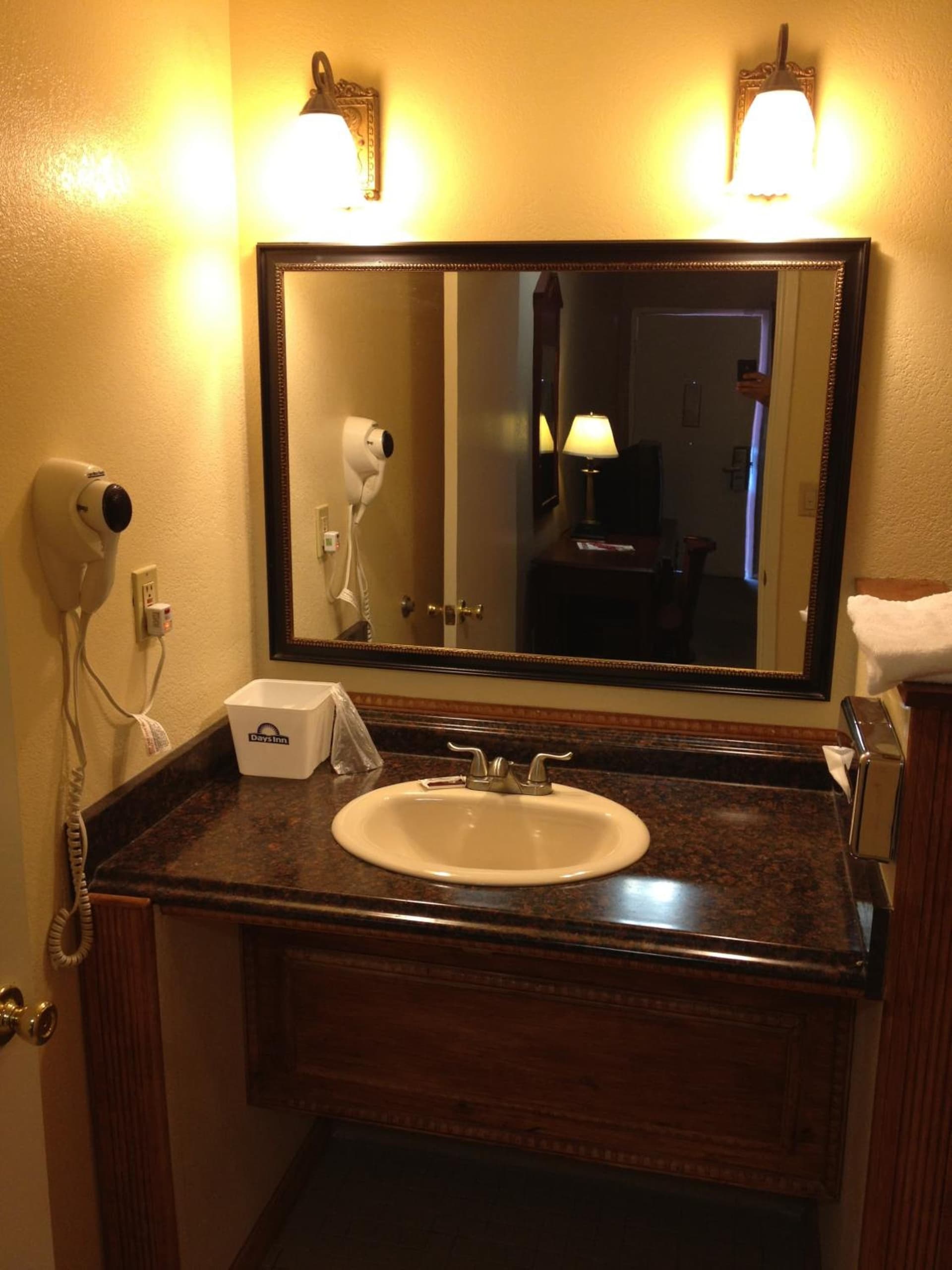 Days Inn by Wyndham Victorville - Hesperia I-15 Palmdale Road gallery photo in Victorville, CA — image 22