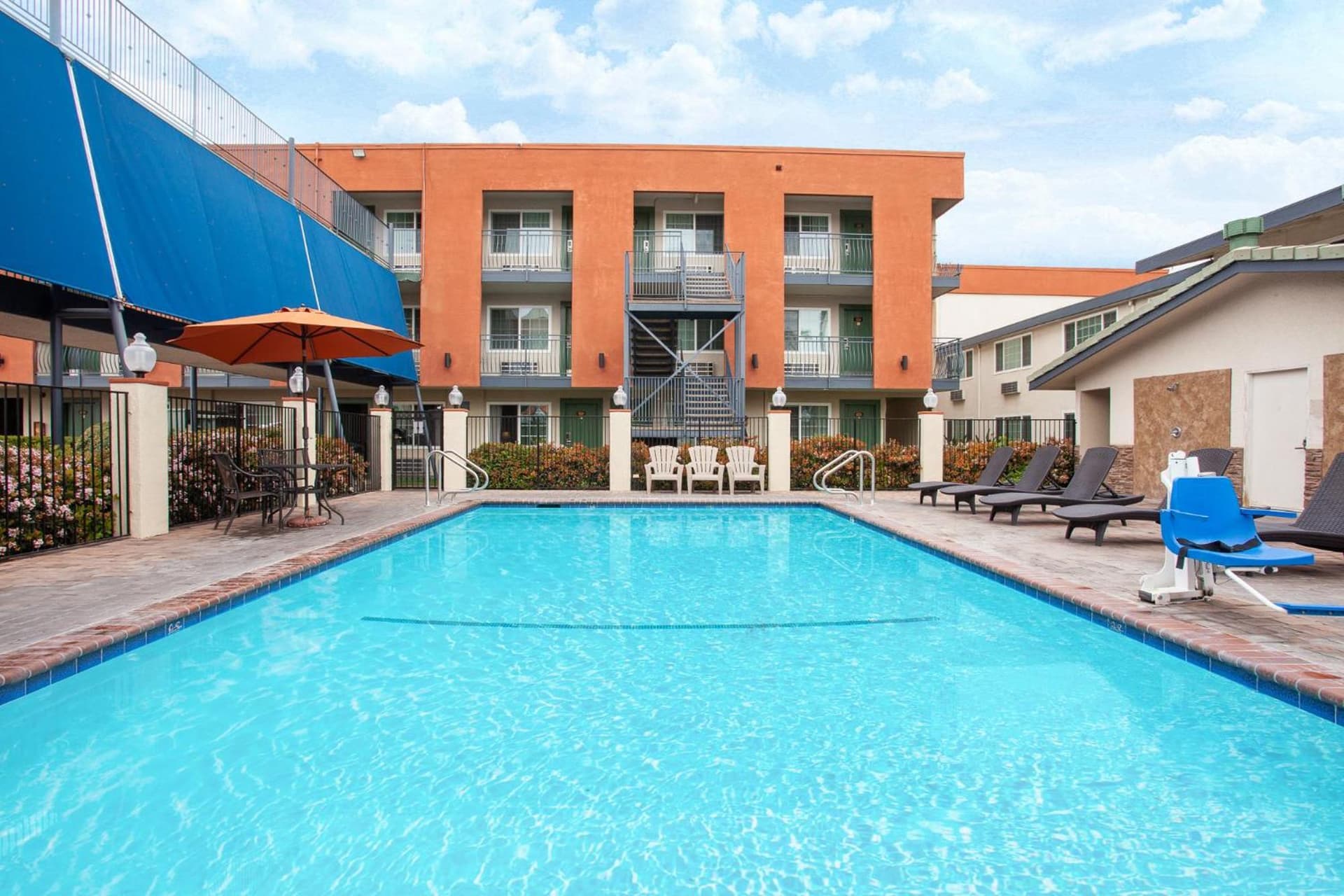 Travelodge Inn & Suites by Wyndham Anaheim on Disneyland Dr gallery photo in Anaheim, CA — image 20