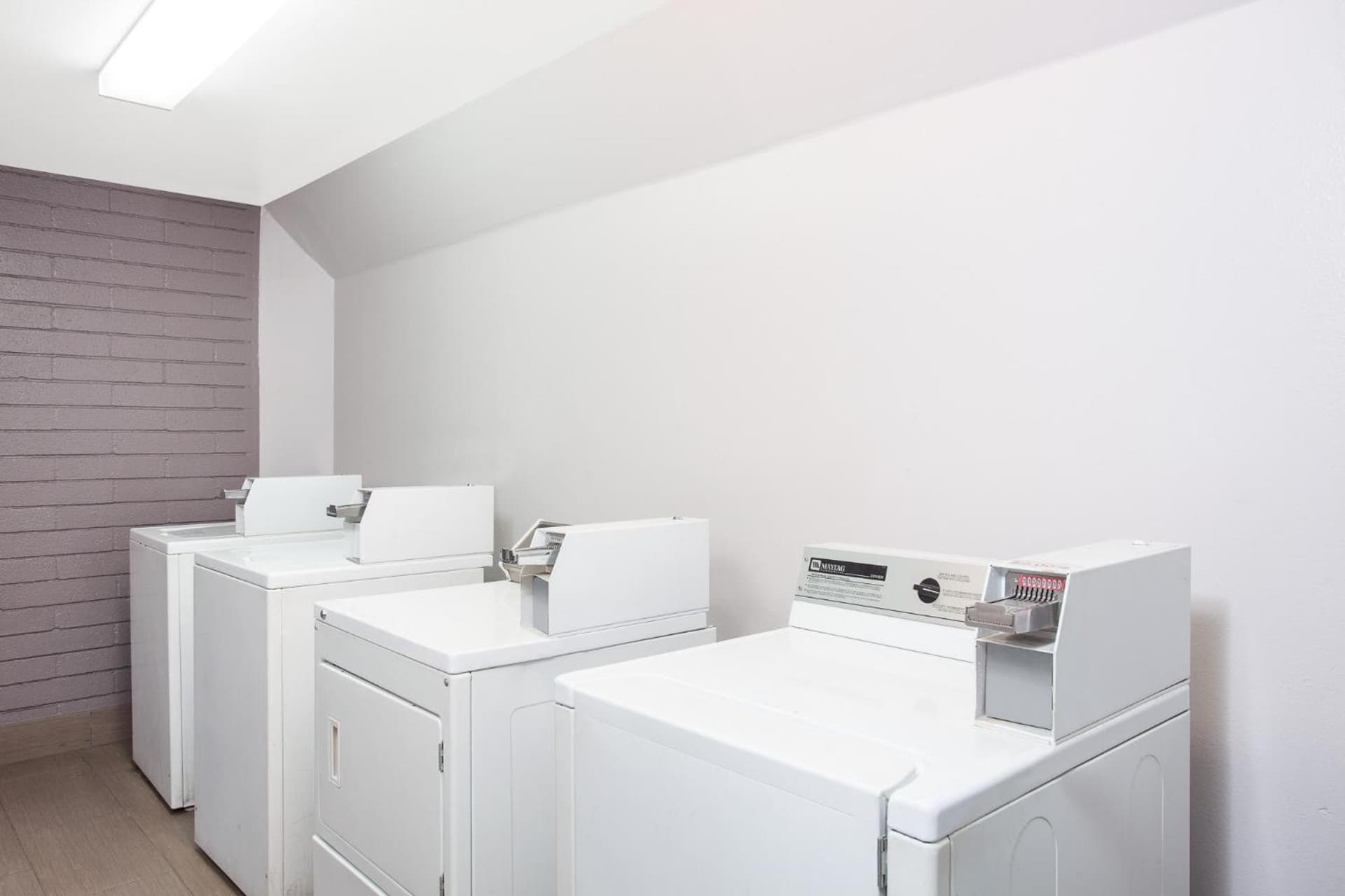 Travelodge Inn & Suites by Wyndham Anaheim on Disneyland Dr gallery photo in Anaheim, CA — image 32