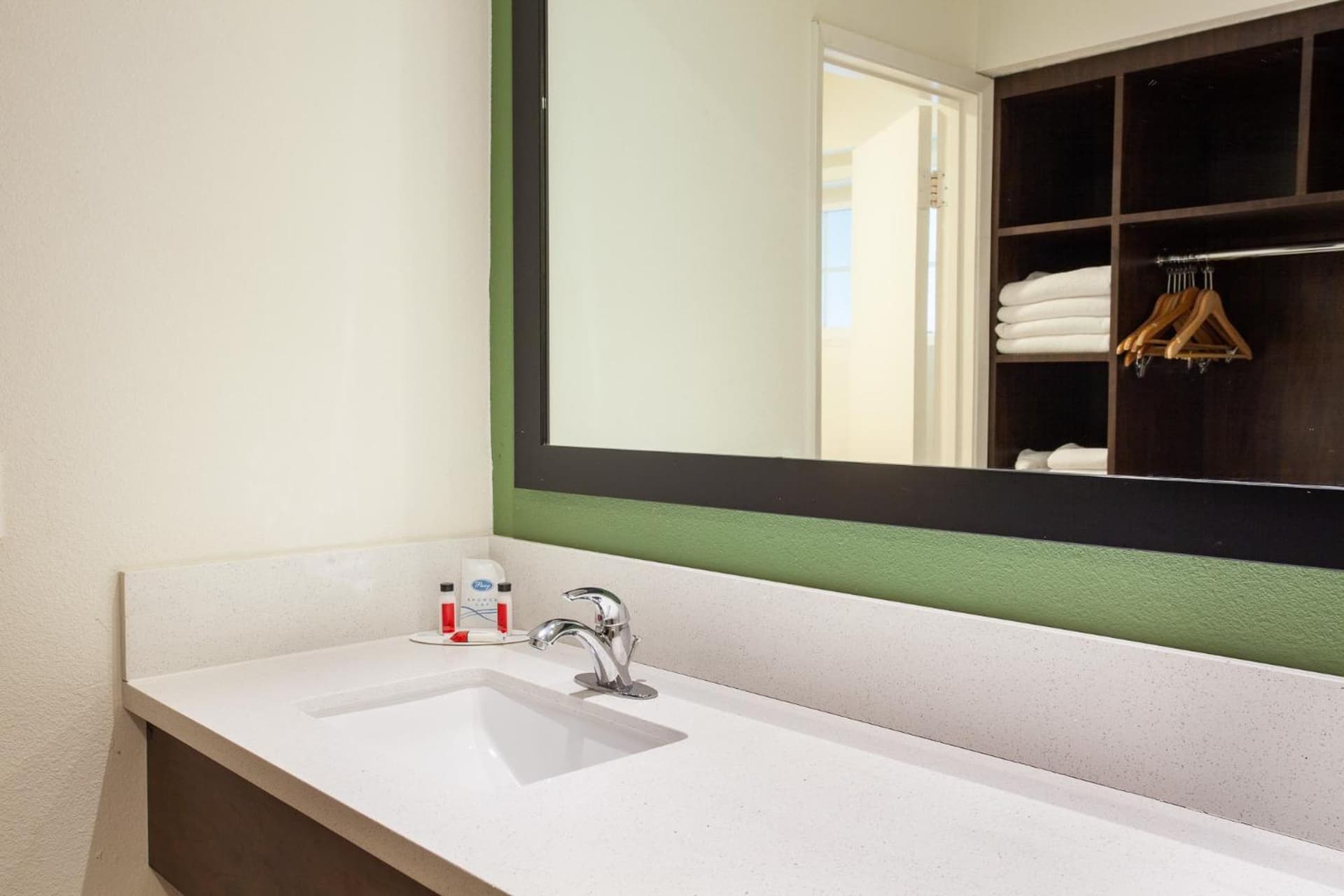 Travelodge Inn & Suites by Wyndham Anaheim on Disneyland Dr gallery photo in Anaheim, CA — image 19