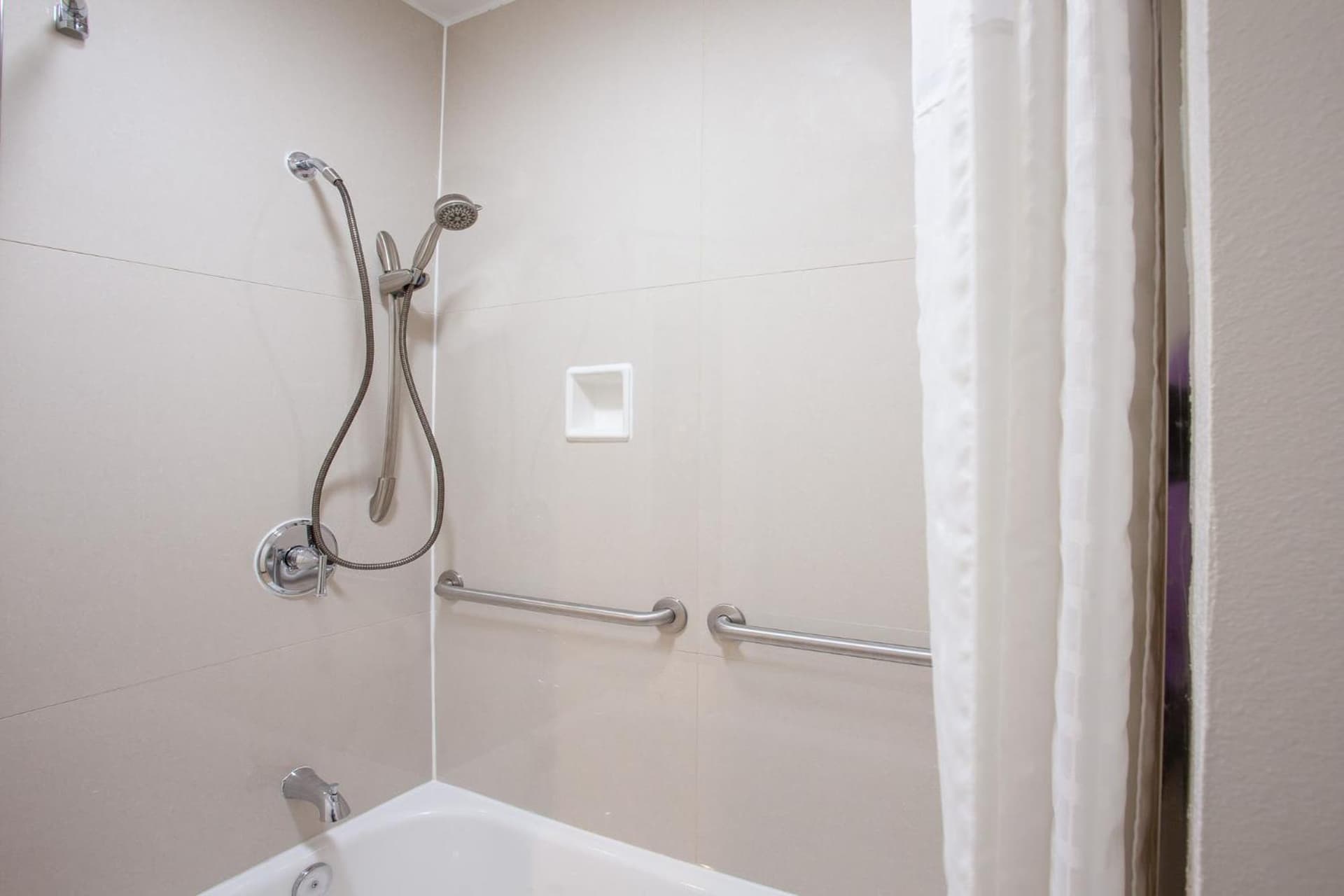 Travelodge Inn & Suites by Wyndham Anaheim on Disneyland Dr gallery photo in Anaheim, CA — image 5