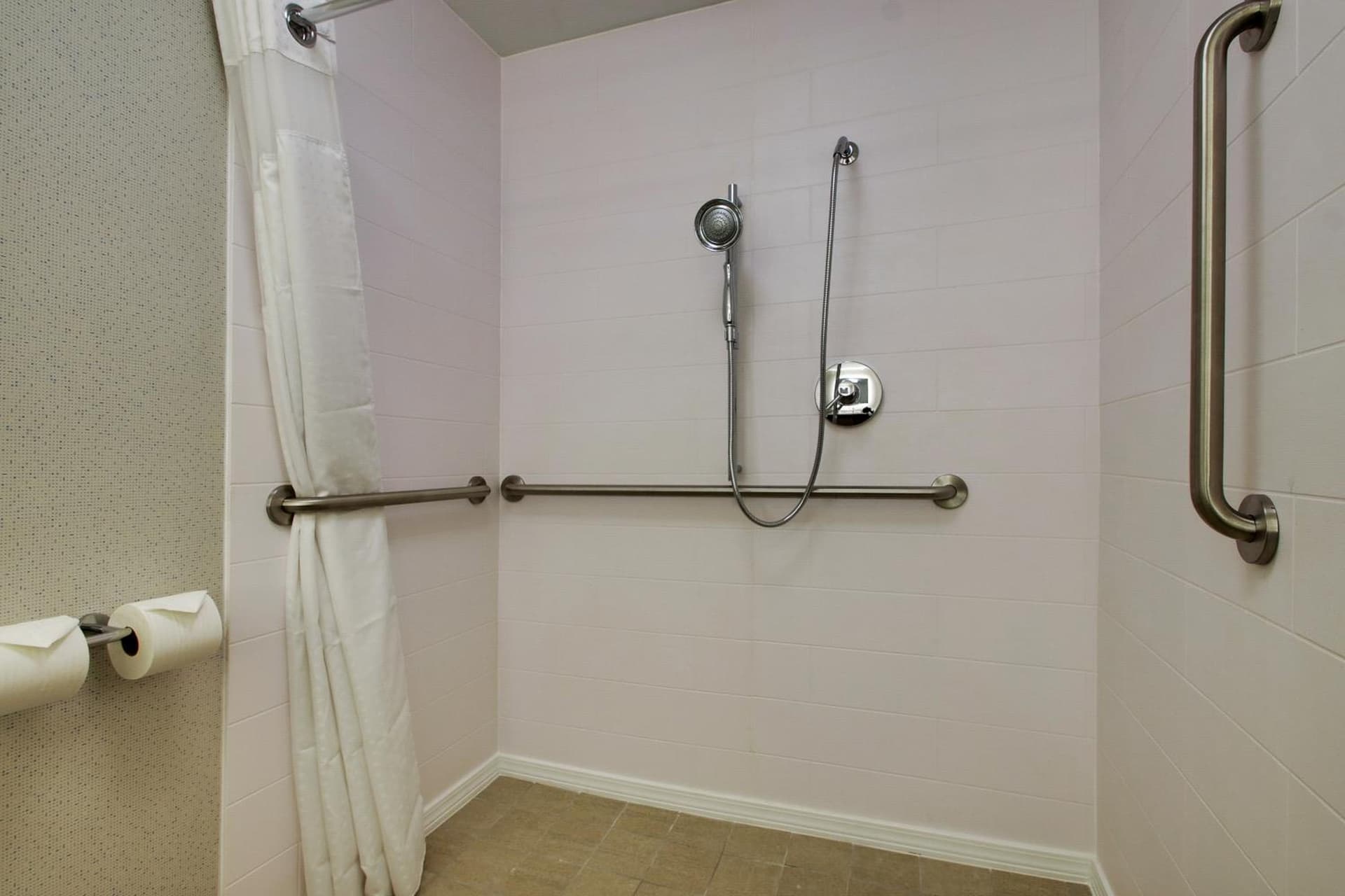 Holiday Inn Express Voorhees/ Mt. Laurel by IHG interior in Voorhees, NJ — gallery photo 2