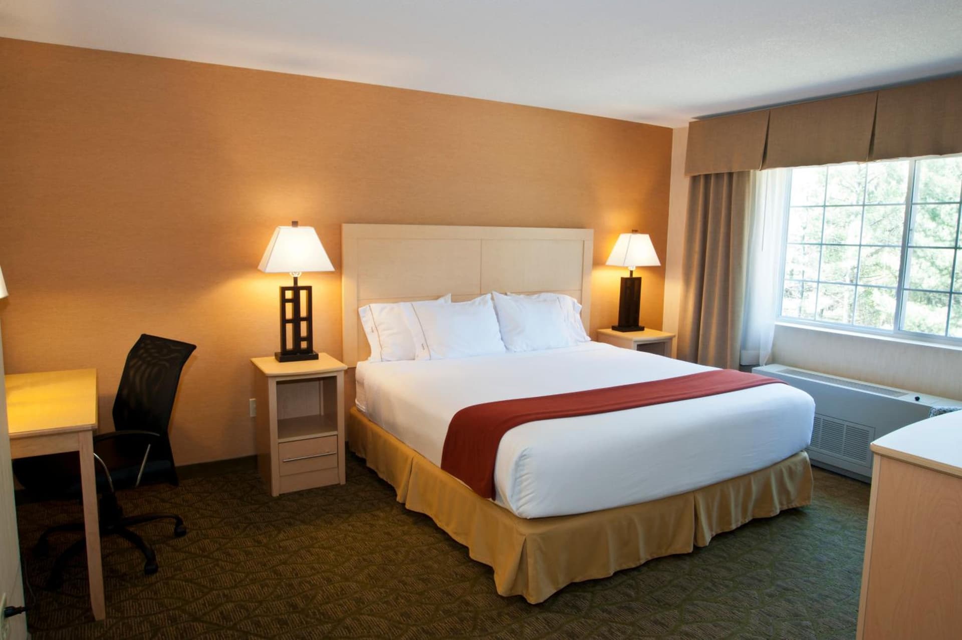 Holiday Inn Express Hotel & Suites North Conway, an IHG Hotel interior in North Conway, NH — gallery photo 2