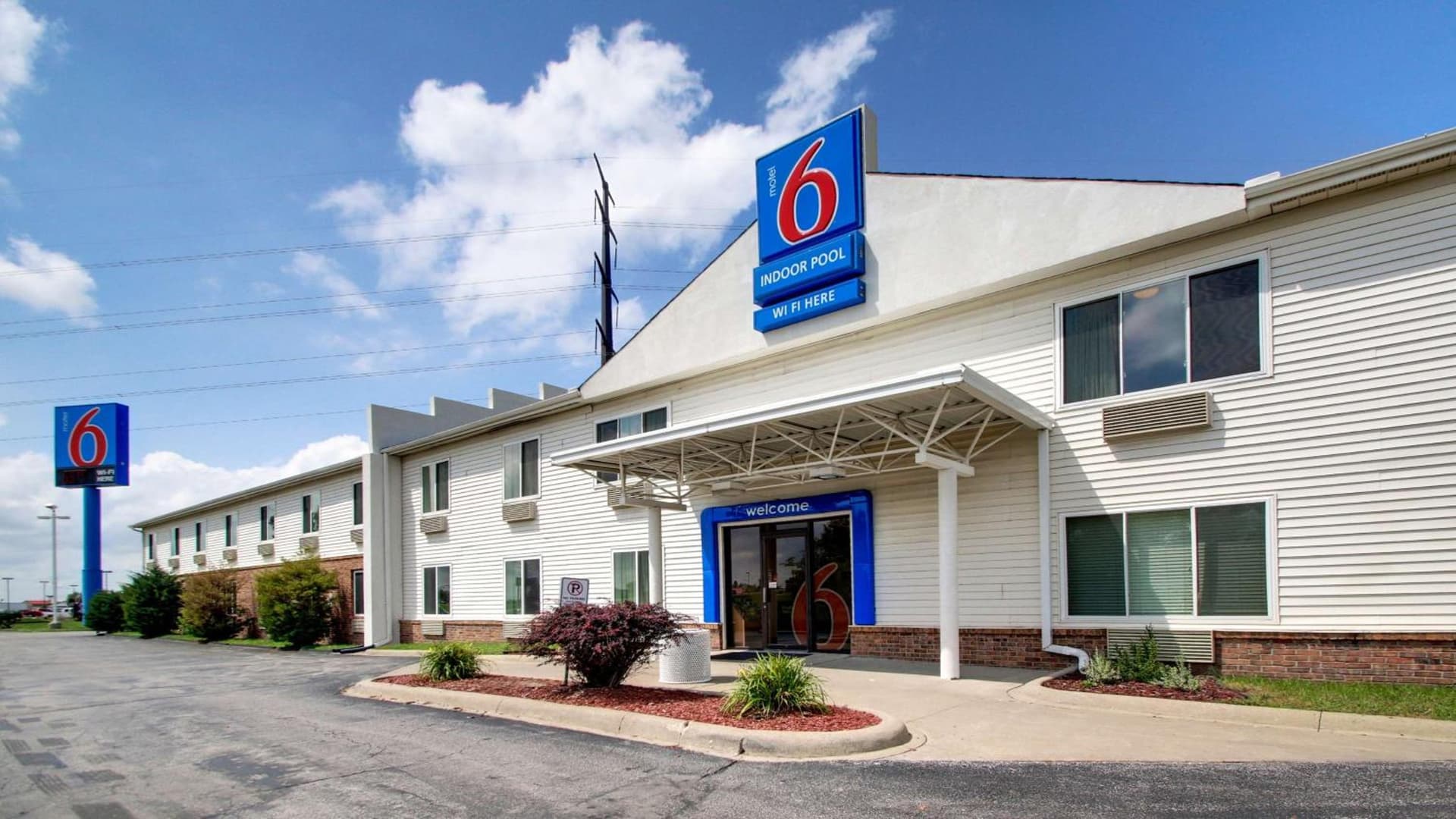 Motel 6-Altoona, IA - Des Moines East featured exterior or lobby in Altoona, IA — similar hotel