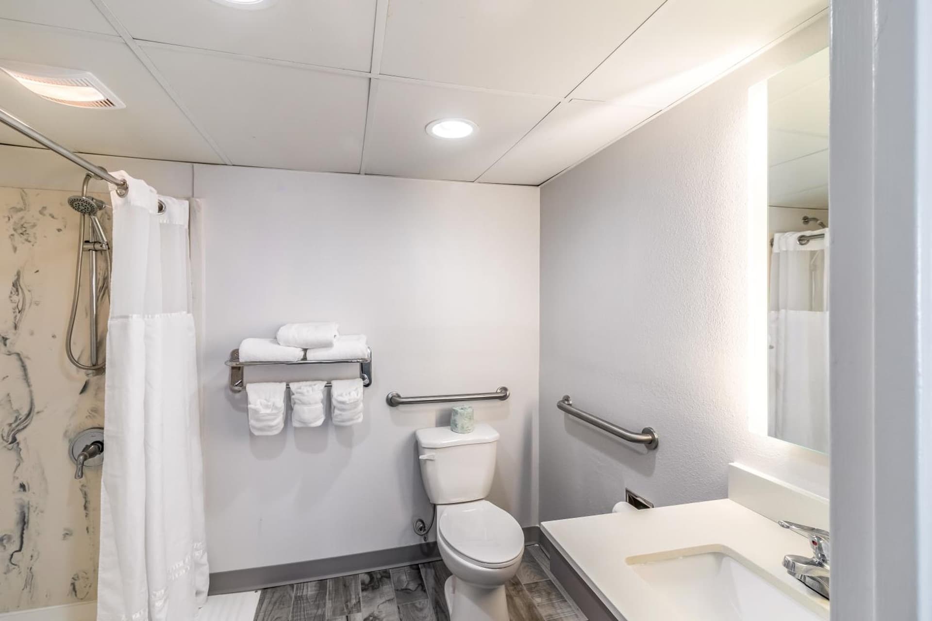 Crystal Coast Oceanfront Hotel gallery photo in Pine Knoll Shores, NC — image 7