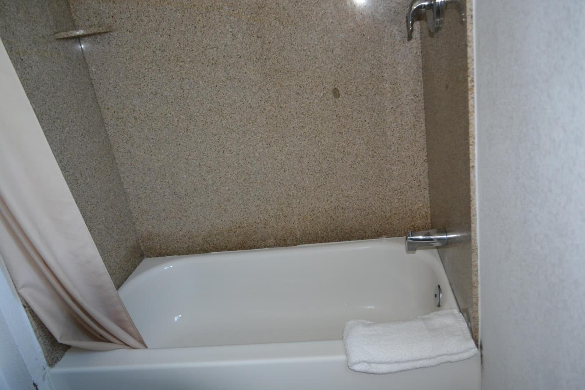 Harbor Inn & Suites Oceanside gallery photo in Oceanside, CA — image 18